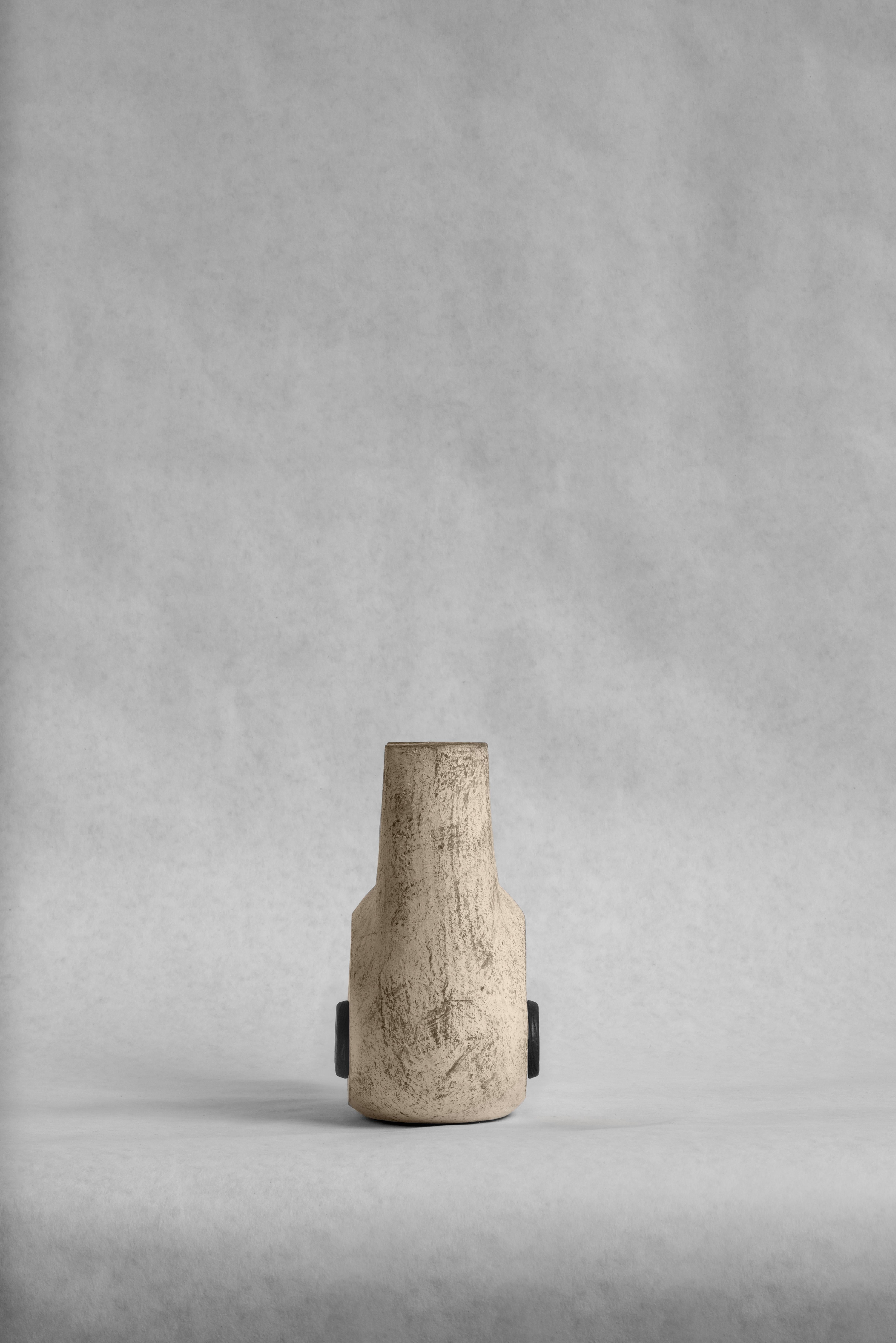 Vase en céramique sculptée de Faina en vente 10