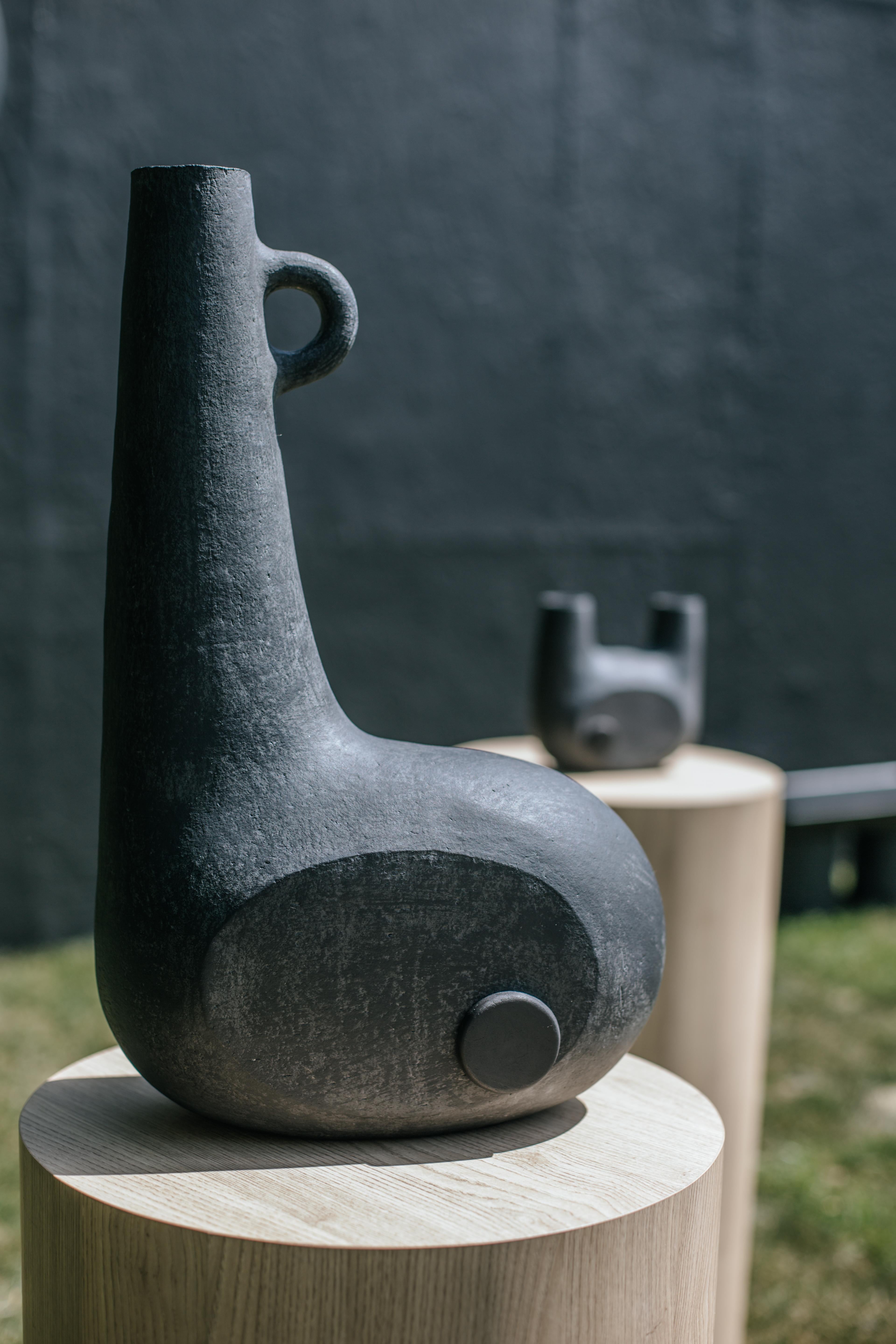 Argile Vase en céramique sculptée de FAINA en vente