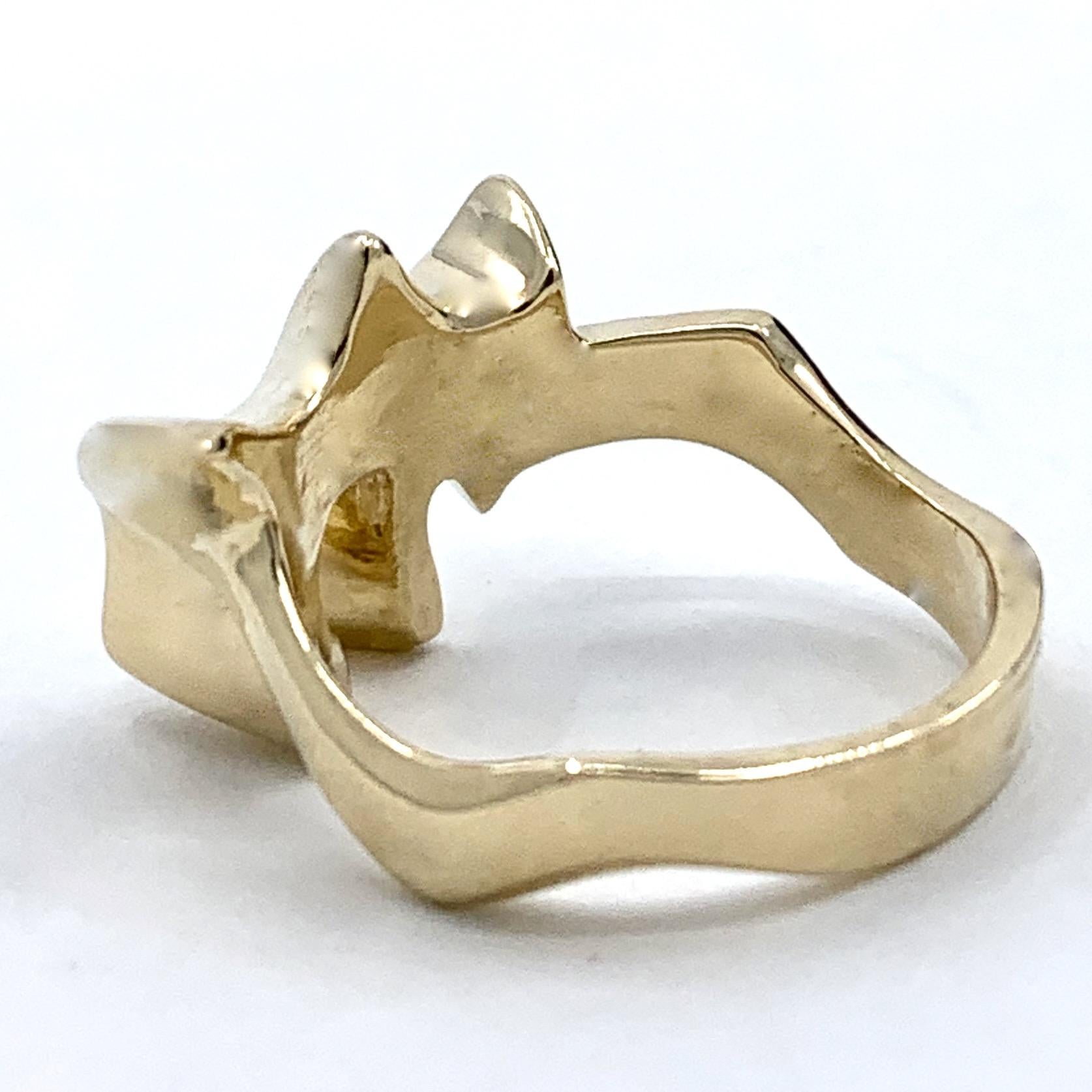 Sculpted & Modernist Chai Symbol Ring in Polished Yellow Gold For Sale 5