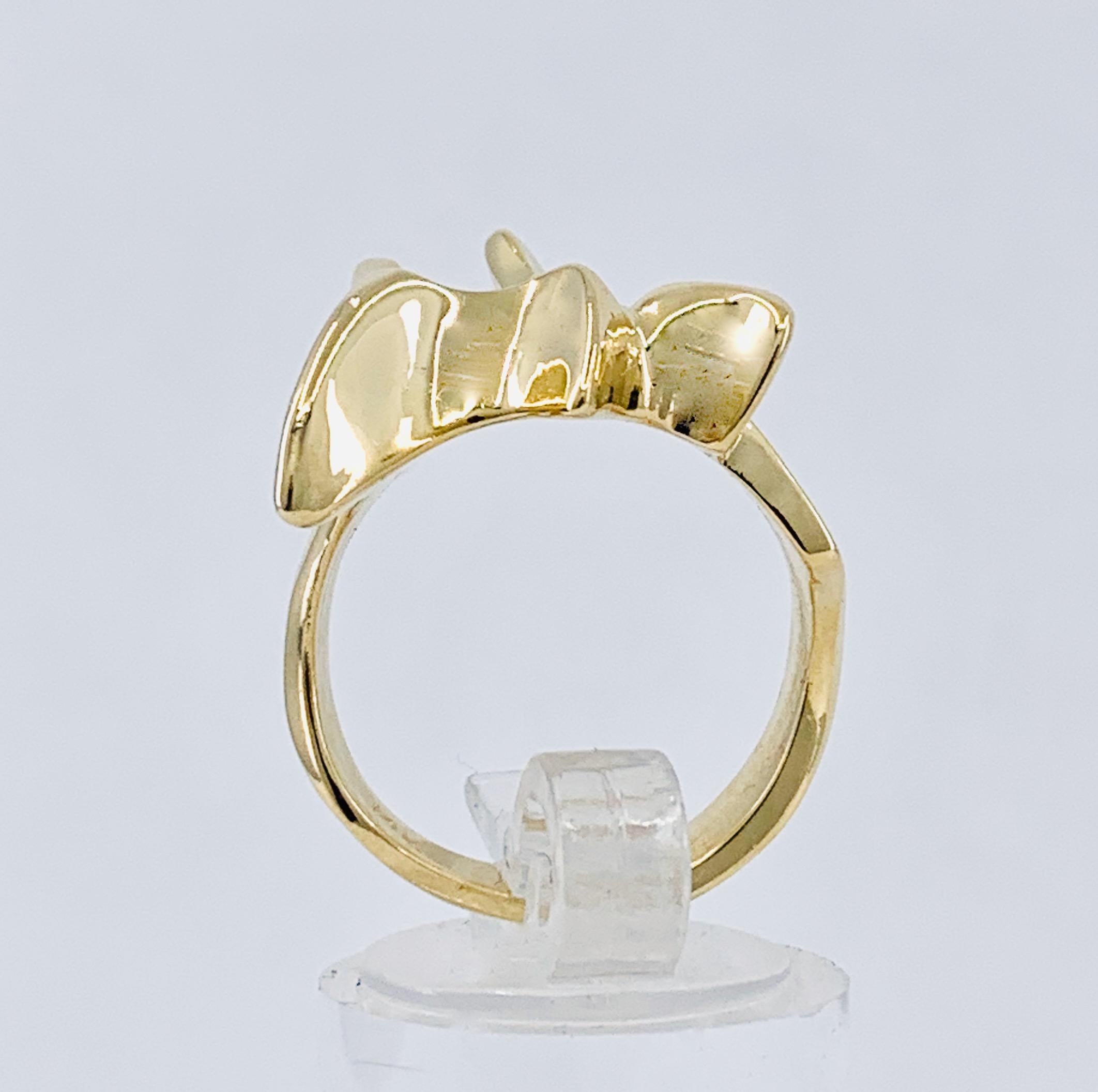 Sculpted & Modernist Chai Symbol Ring in Polished Yellow Gold For Sale 7