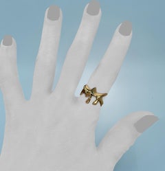Anello con simbolo Chai scolpito e modernista in oro giallo lucido Soid 14 carati