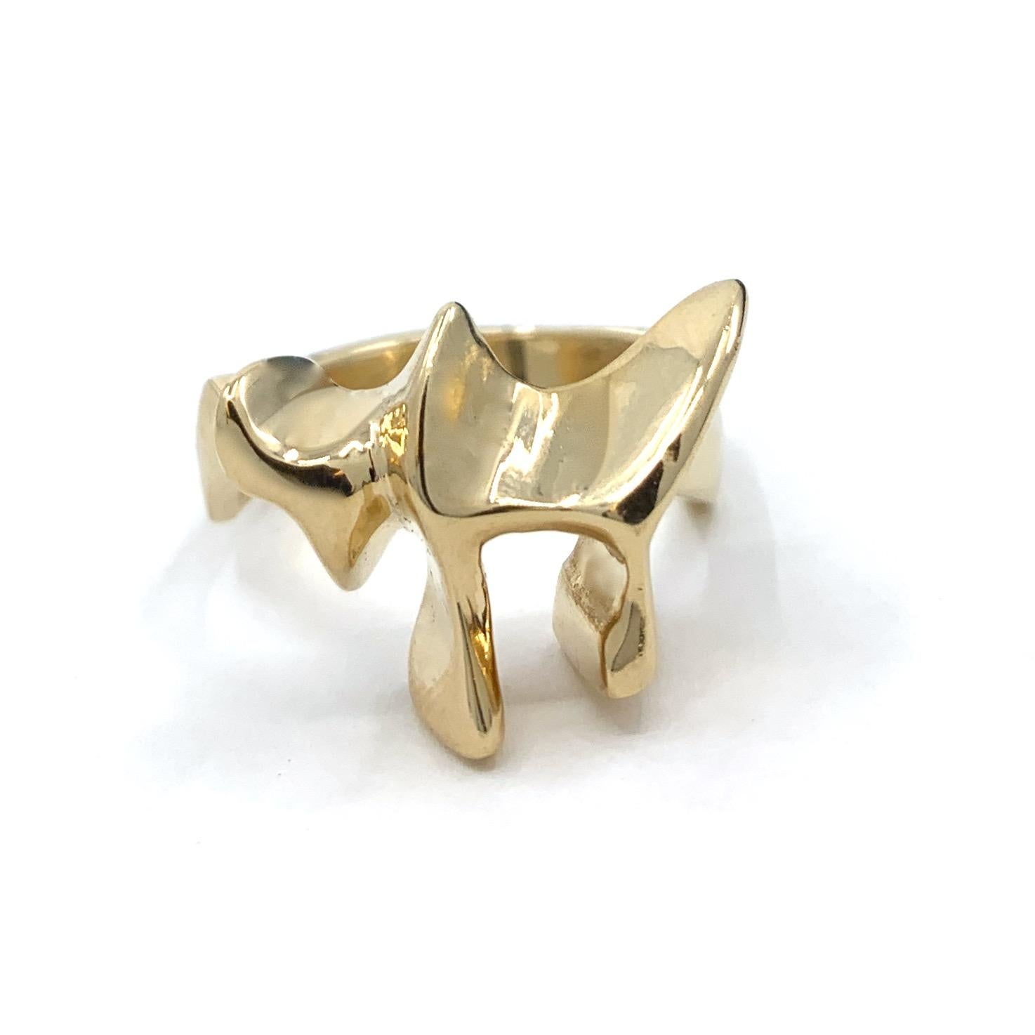 Contemporary Sculpted & Modernist Chai Symbol Ring in Polished Yellow Gold For Sale