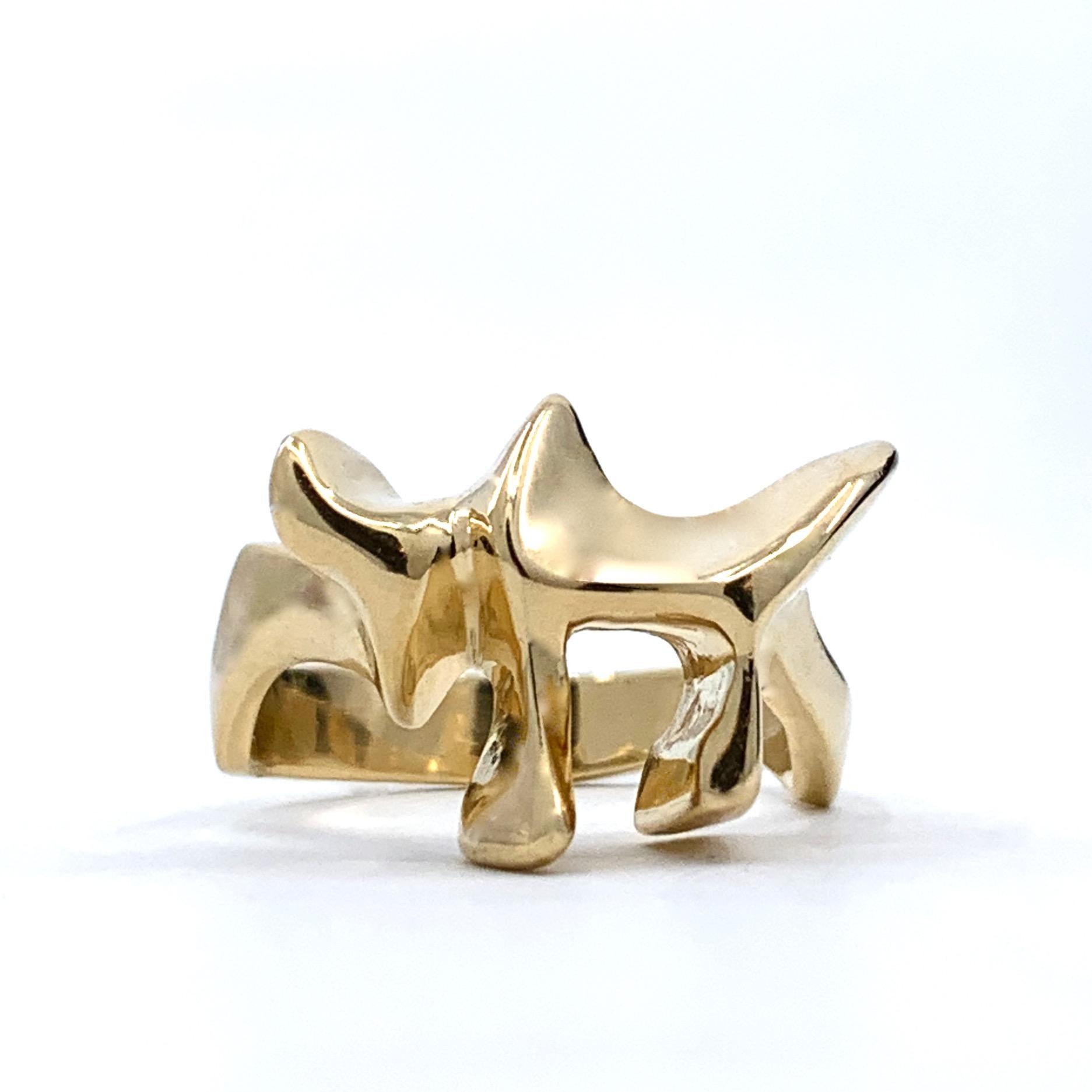 Women's or Men's Sculpted & Modernist Chai Symbol Ring in Polished Yellow Gold For Sale