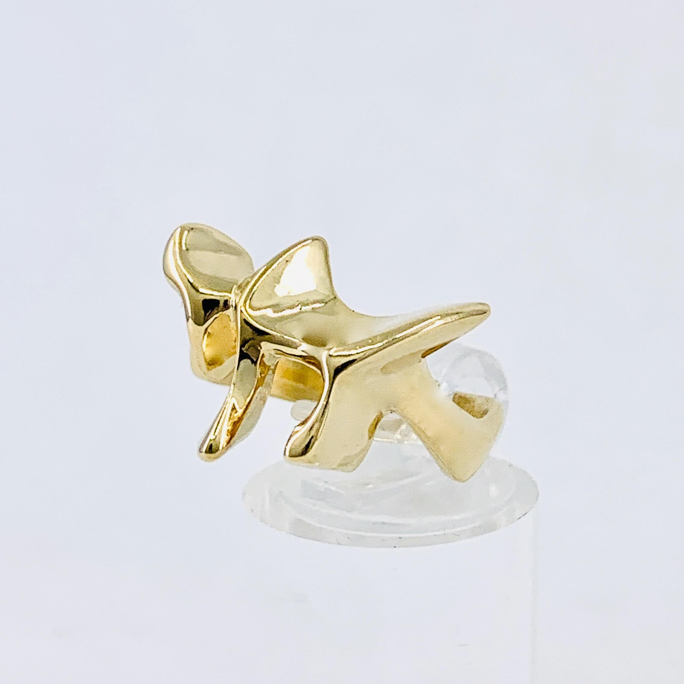 Women's Sculpted & Modernist Chai Symbol Ring in Polished Yellow Gold For Sale