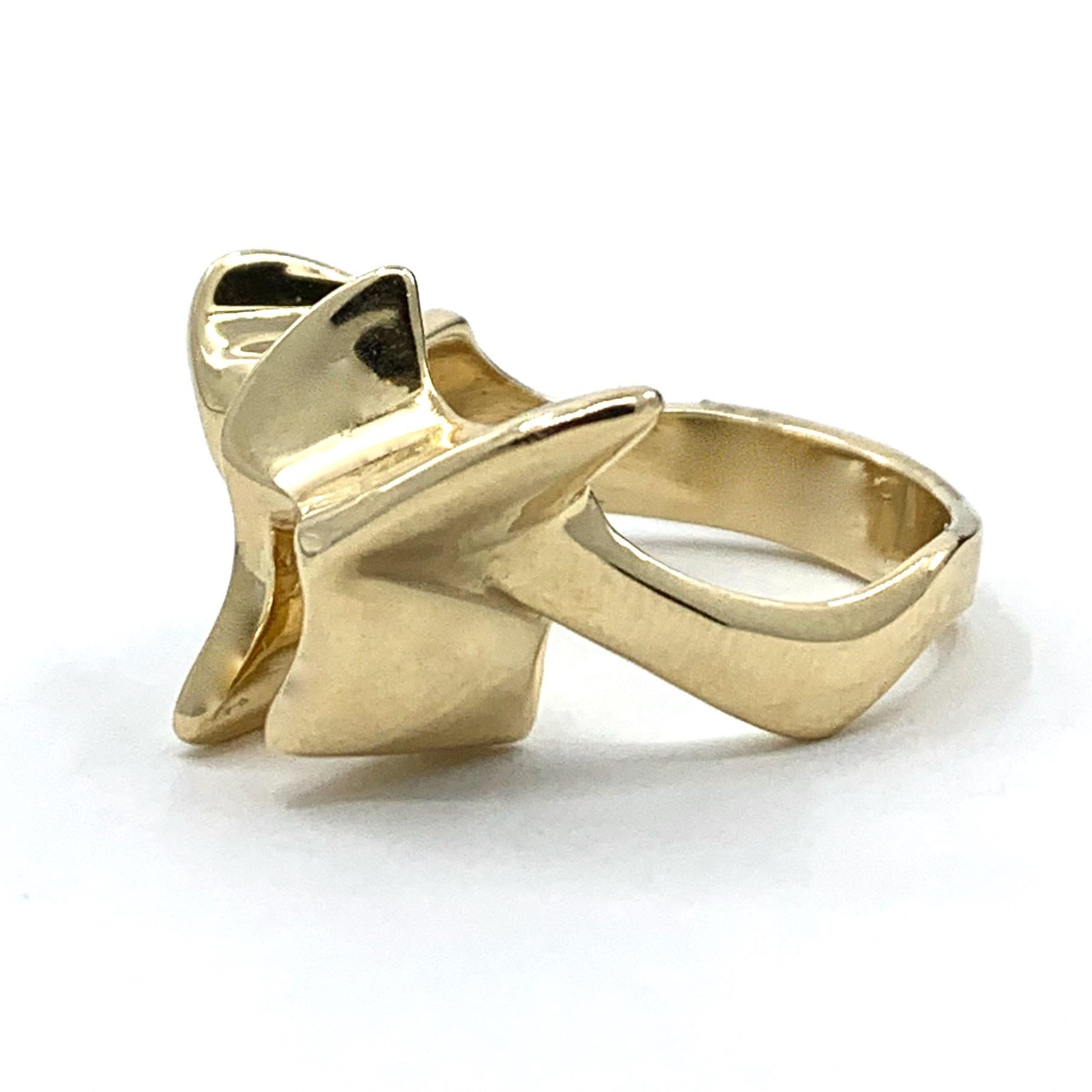 Sculpted & Modernist Chai Symbol Ring in Polished Yellow Gold For Sale 2