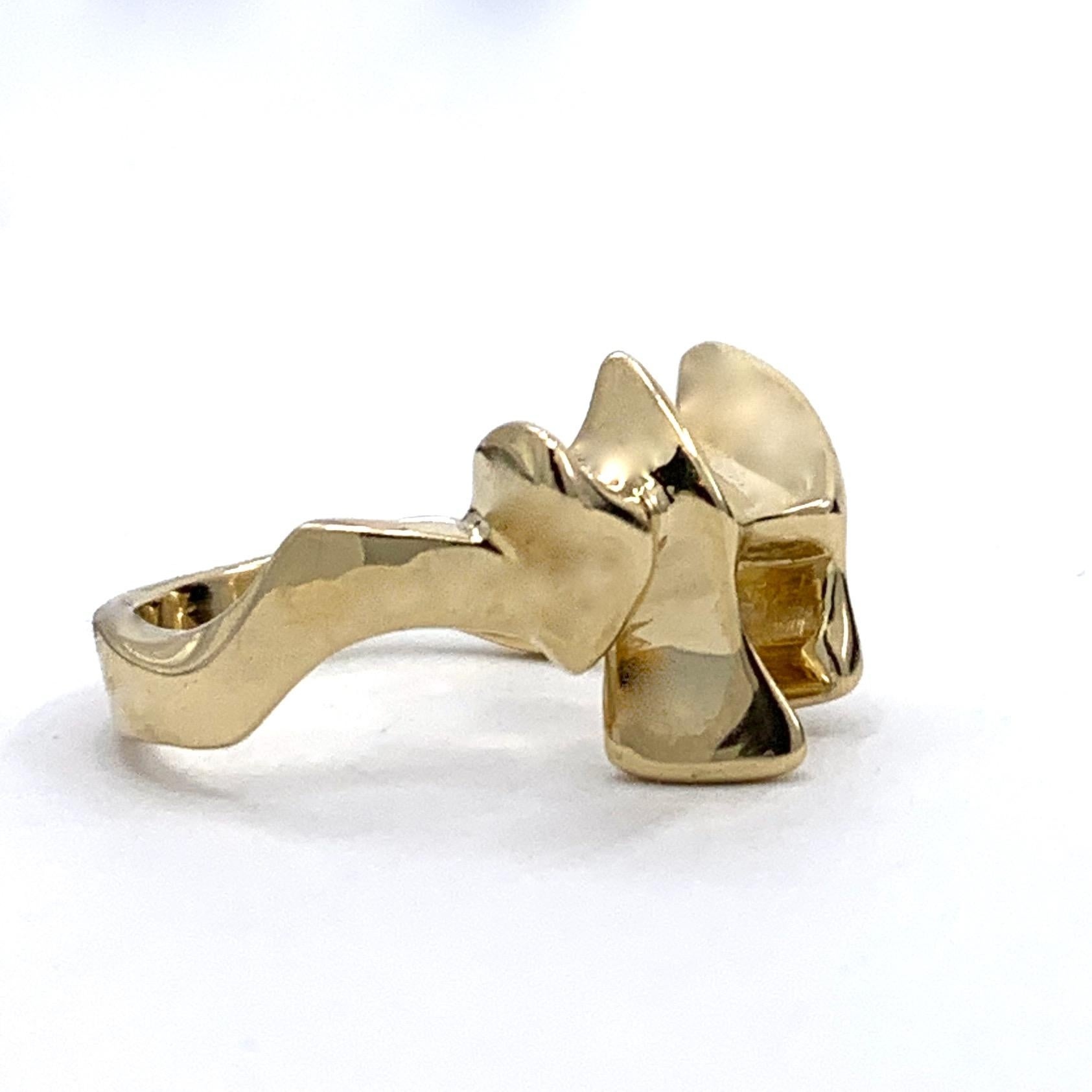 Sculpted & Modernist Chai Symbol Ring in Polished Yellow Gold For Sale 3
