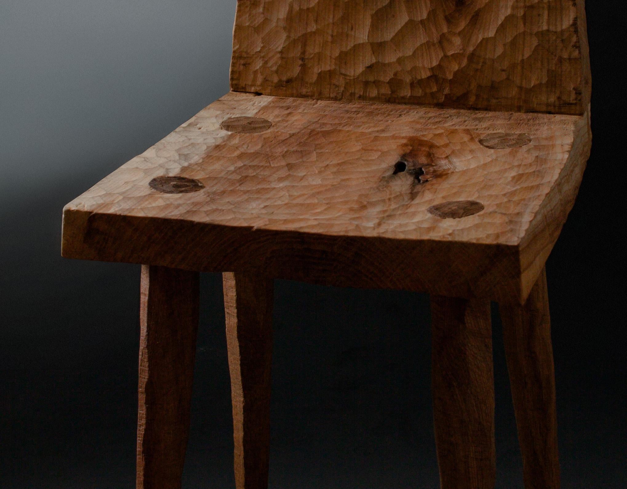 Brutalisme Chaise N3 sculptée en bois de chêne massif en vente
