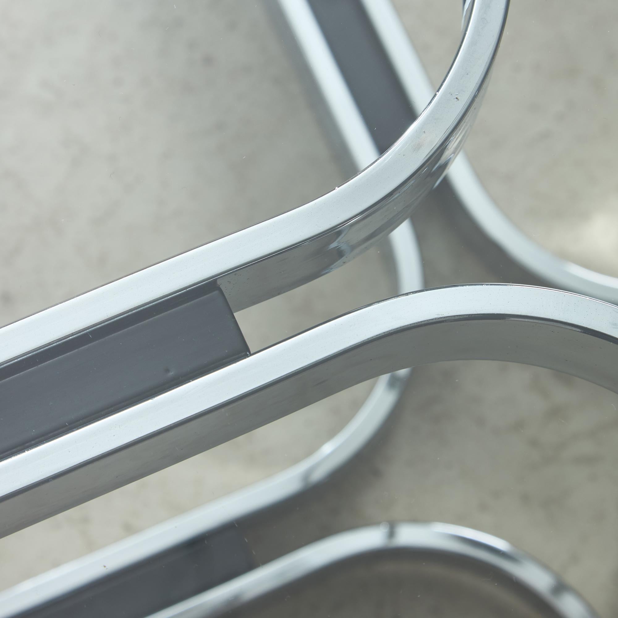 Table basse chromée sculptée avec plateau en verre en vente 5