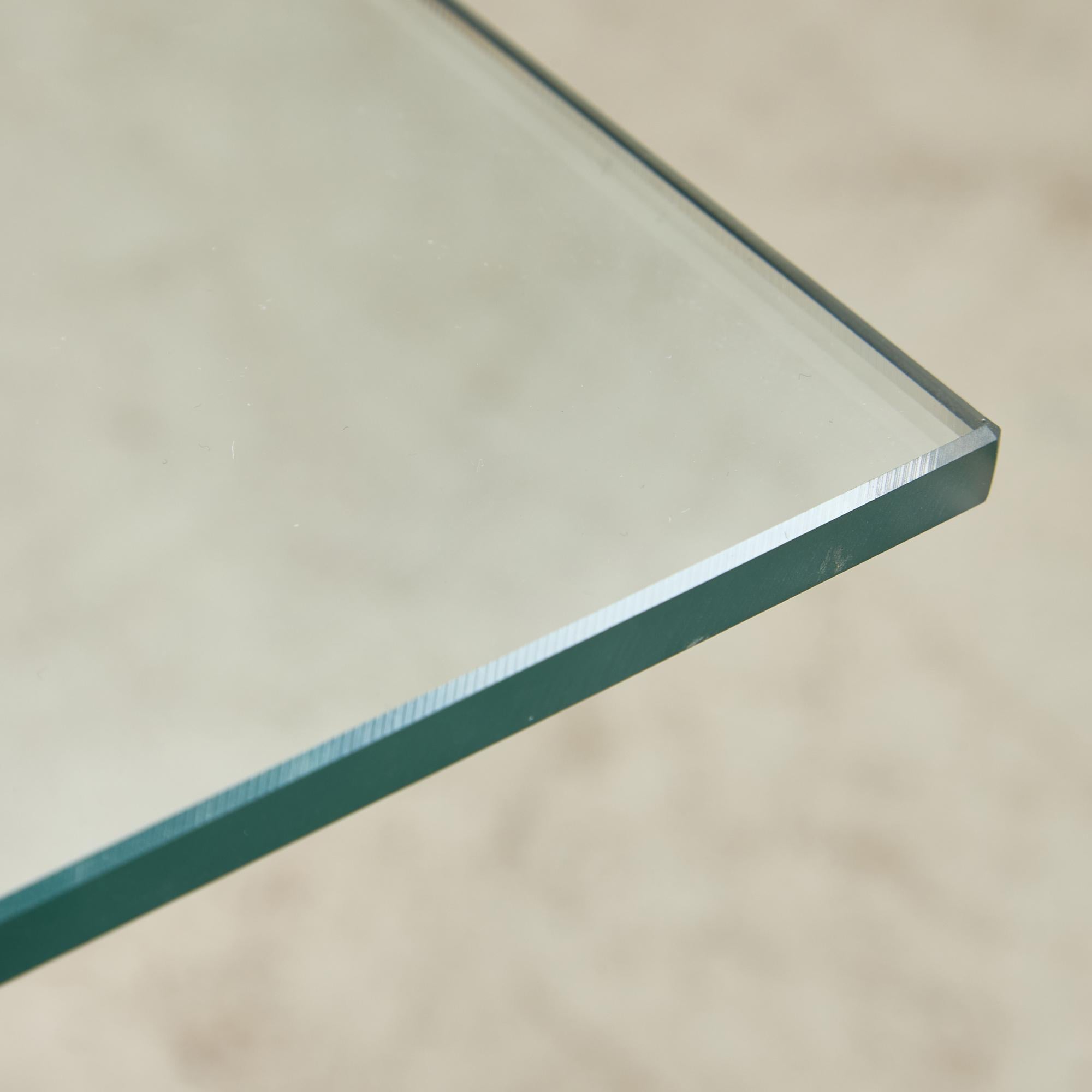 Table basse chromée sculptée avec plateau en verre en vente 7