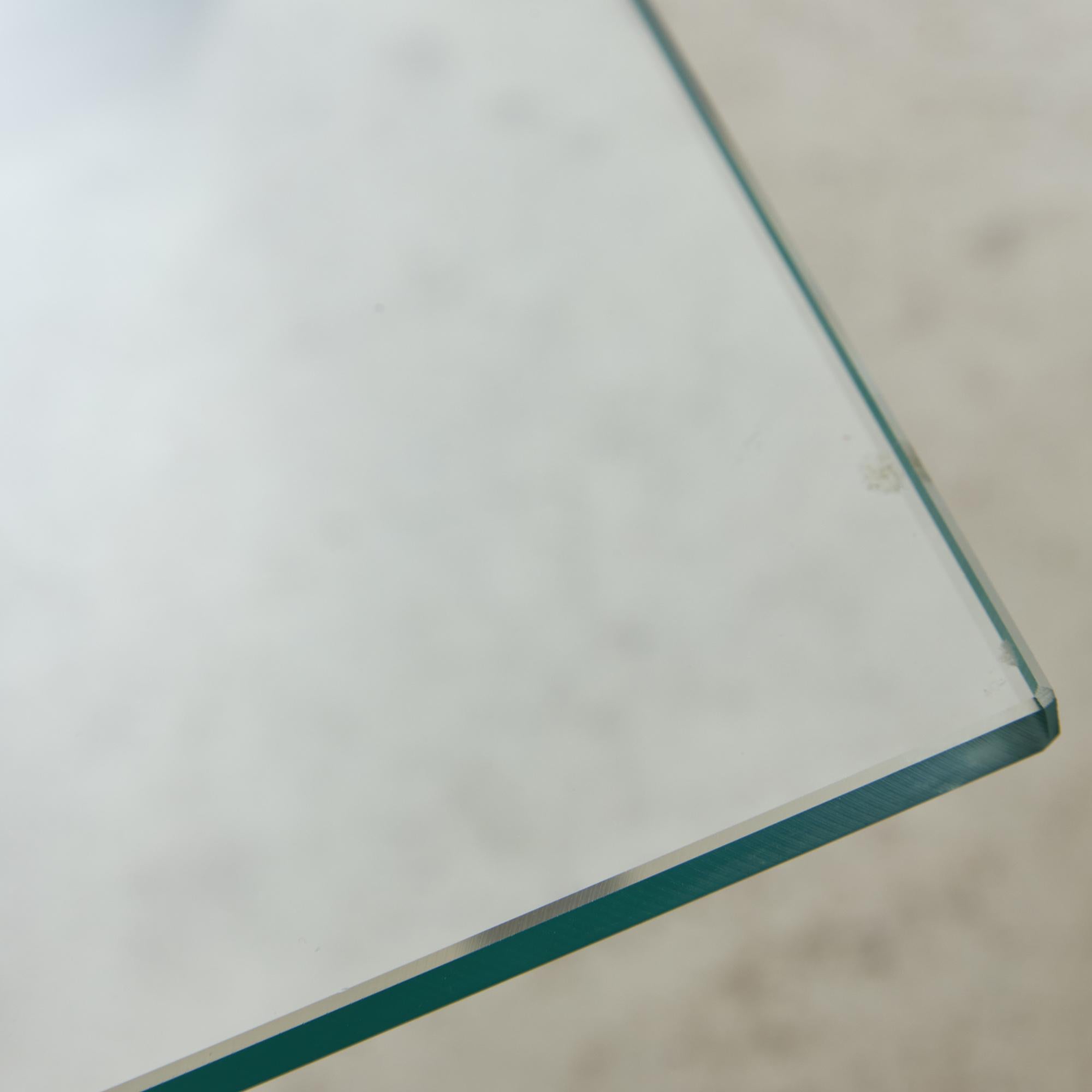 Table basse chromée sculptée avec plateau en verre en vente 7