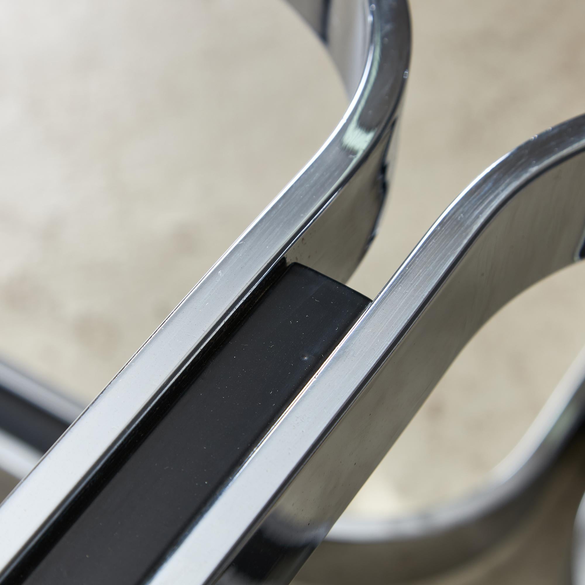Table basse chromée sculptée avec plateau en verre en vente 9