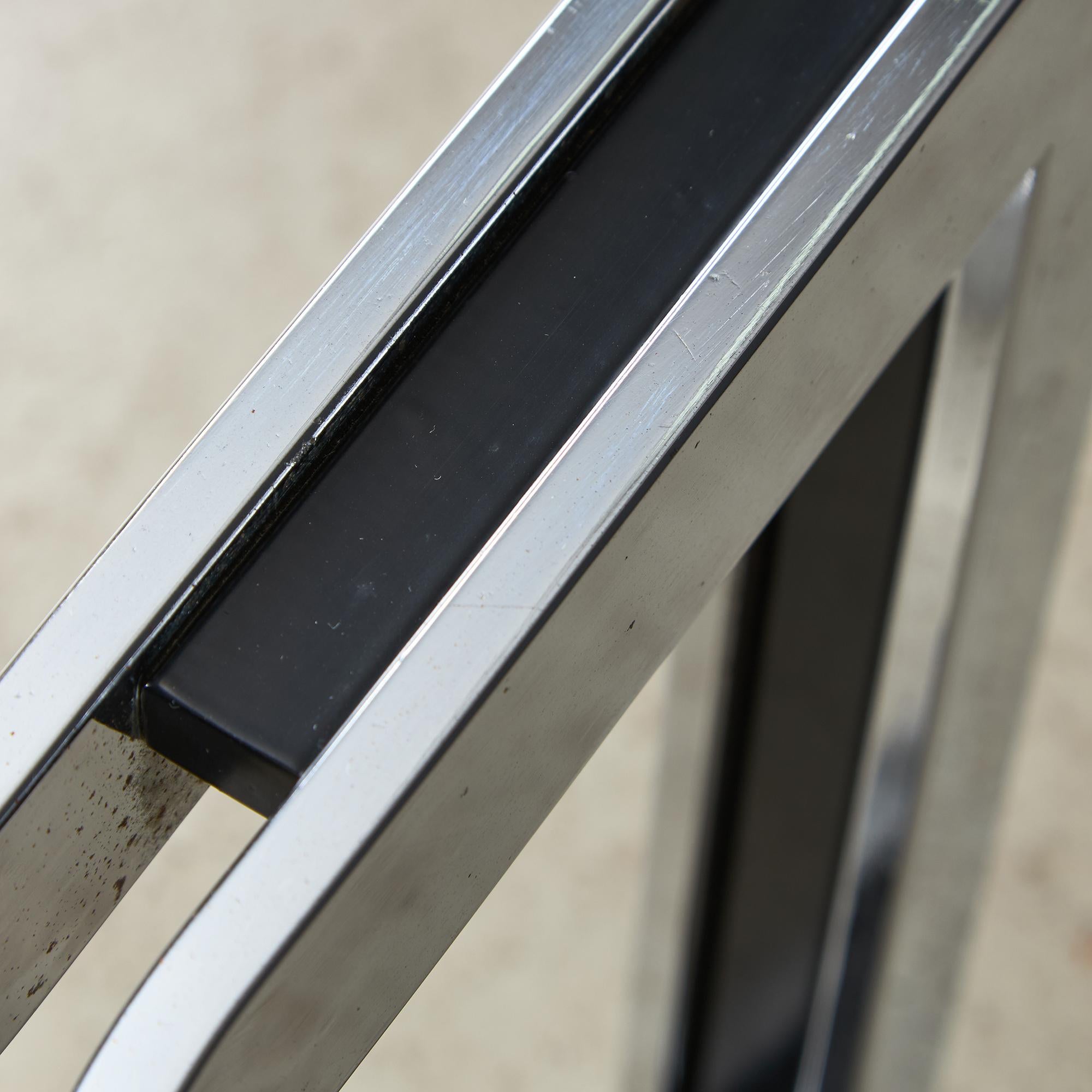 Table basse chromée sculptée avec plateau en verre en vente 10