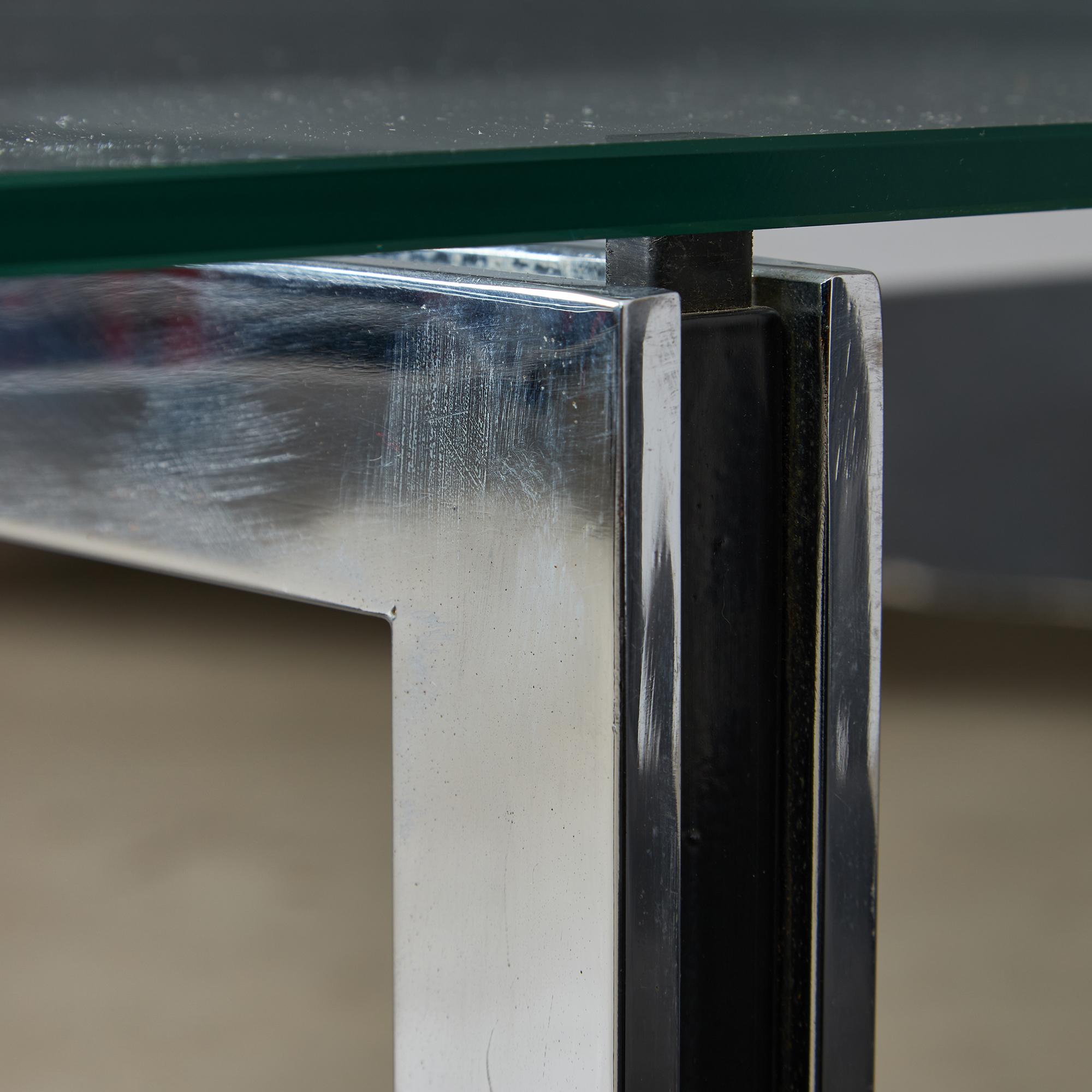 Table basse chromée sculptée avec plateau en verre en vente 11