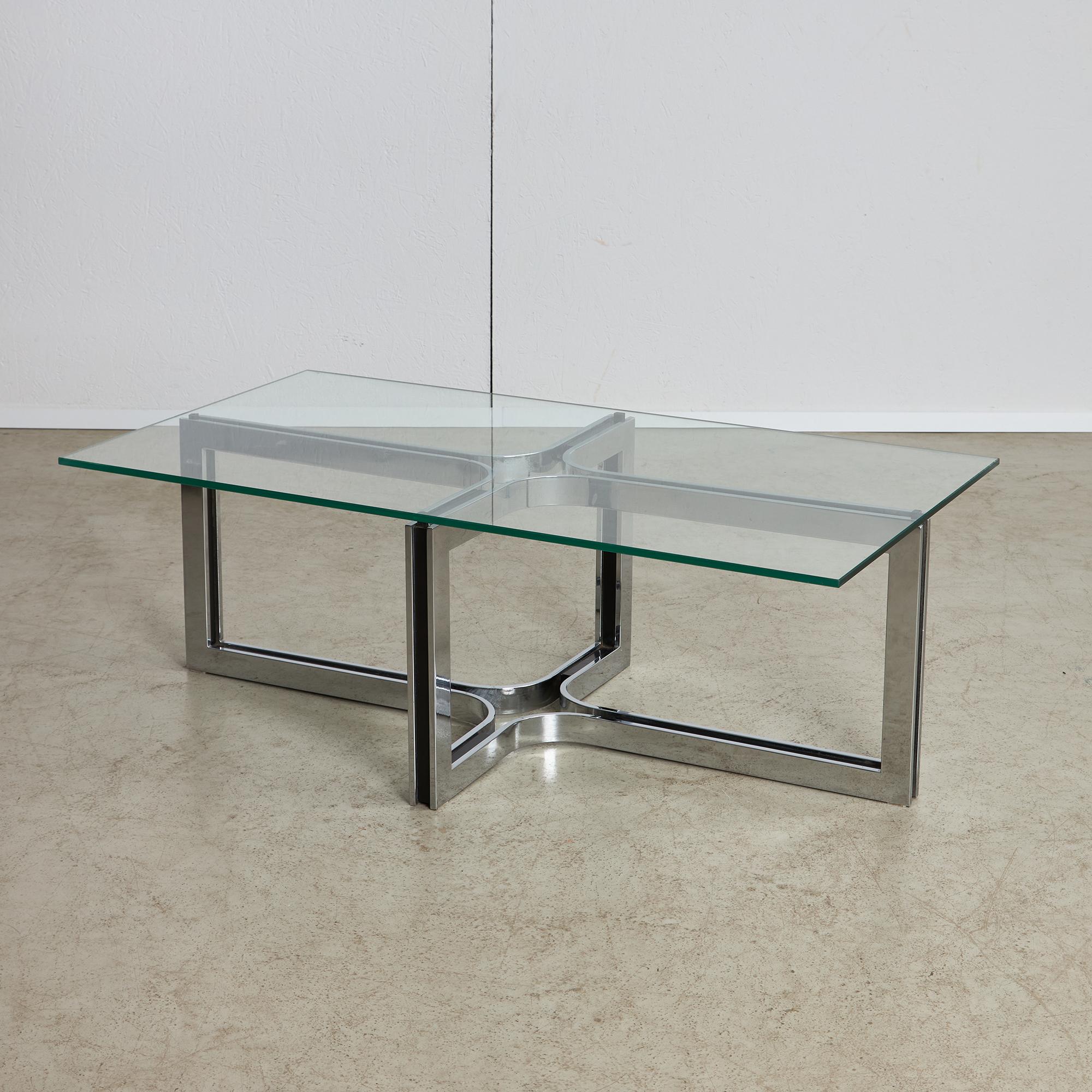 Voici notre table basse à base chromée sculptée, une pièce maîtresse étonnante qui combine sans effort l'élégance moderne et le design fonctionnel. Cette table est dotée d'un plateau en verre qui peut être facilement retiré, ce qui permet un style
