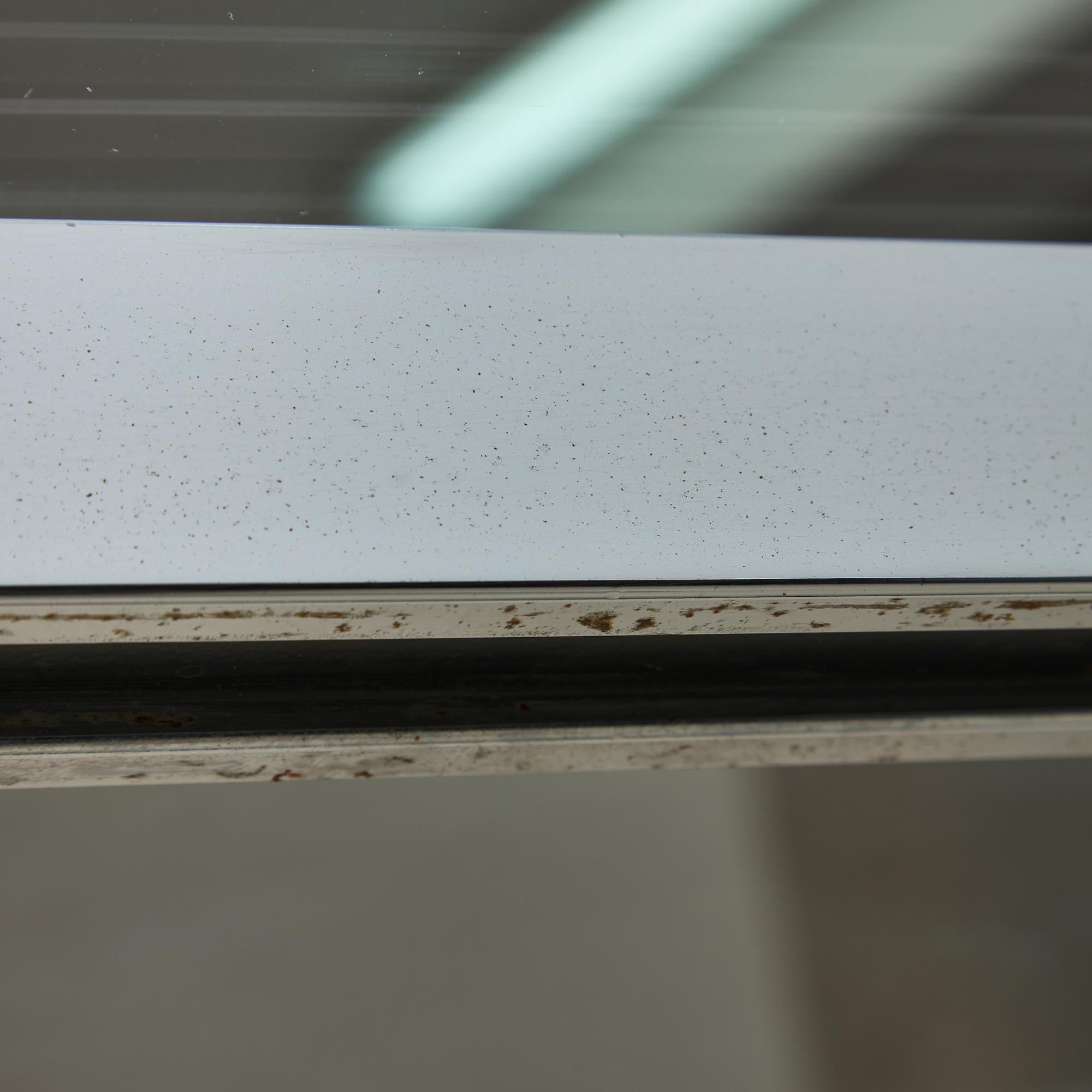 Table basse chromée sculptée avec plateau en verre en vente 15
