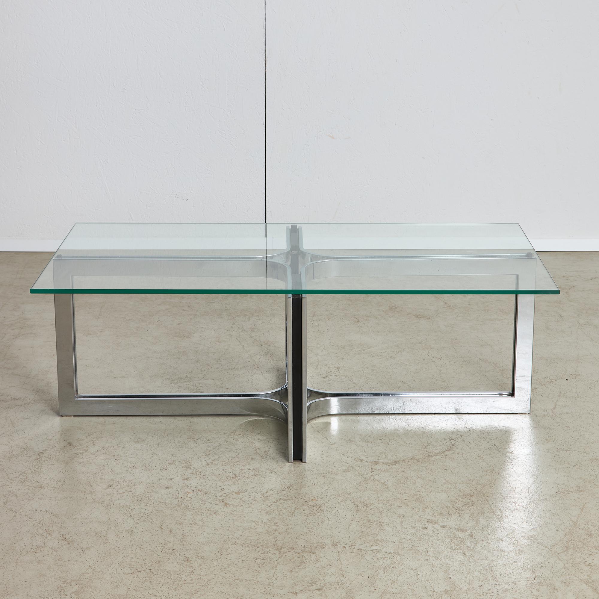Table basse chromée sculptée avec plateau en verre Bon état - En vente à Budapest, HU