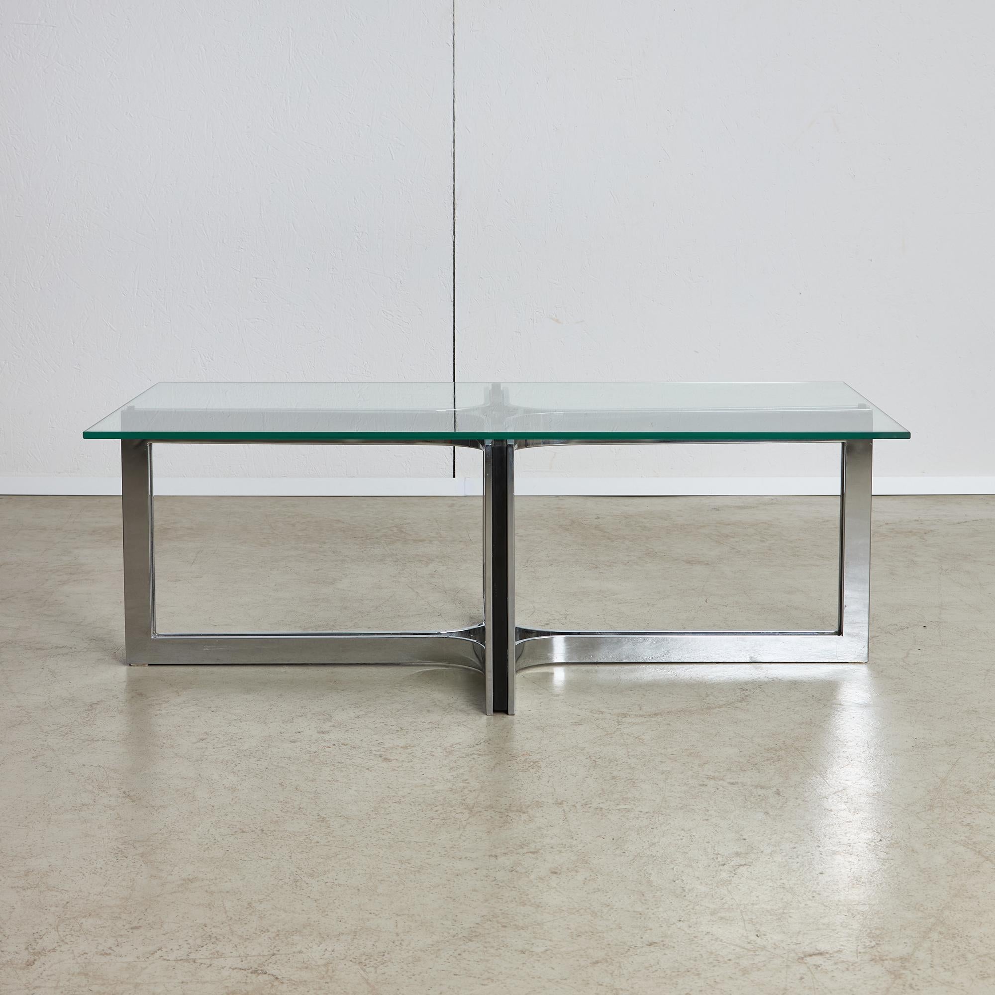 20ième siècle Table basse chromée sculptée avec plateau en verre en vente