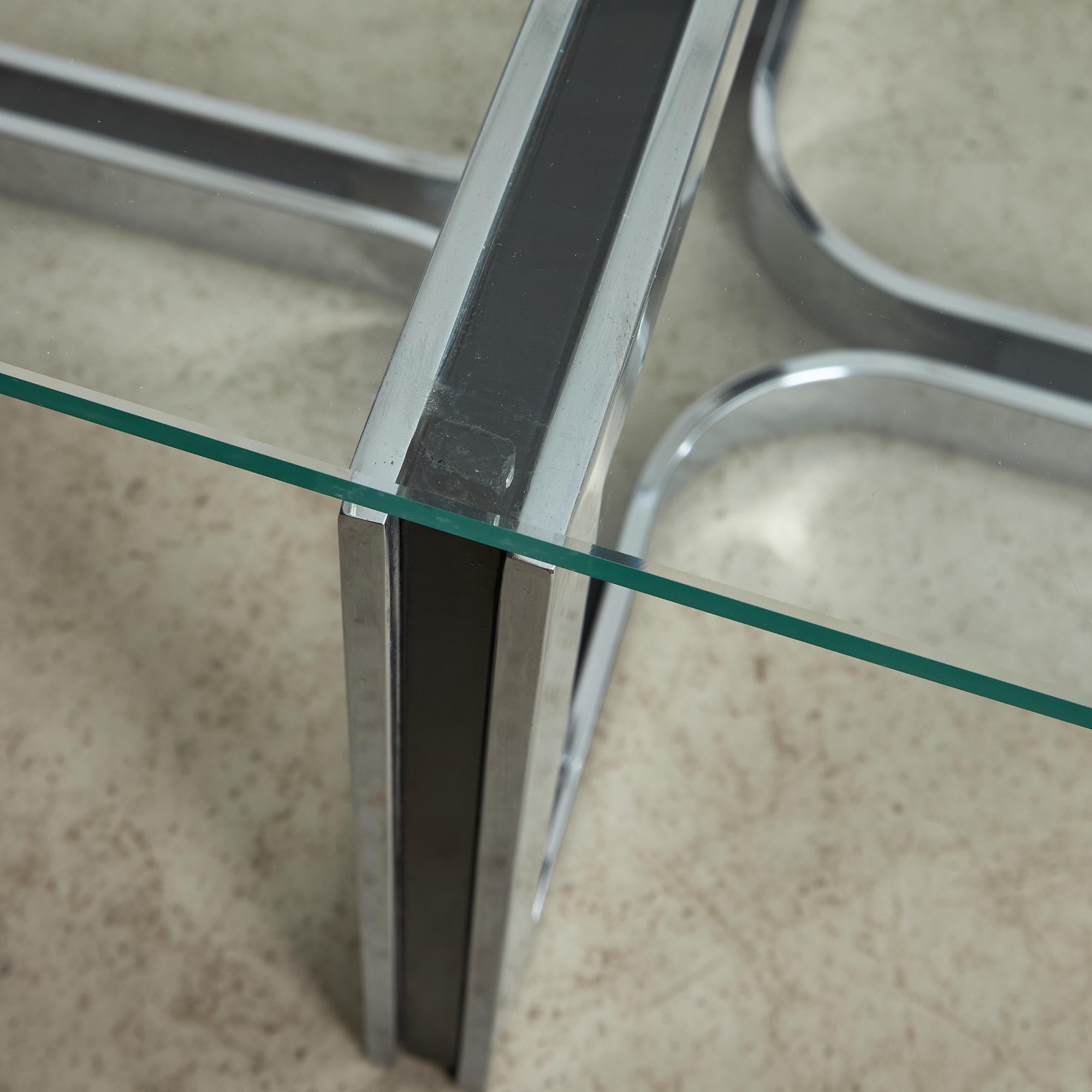 20ième siècle Table basse chromée sculptée avec plateau en verre en vente