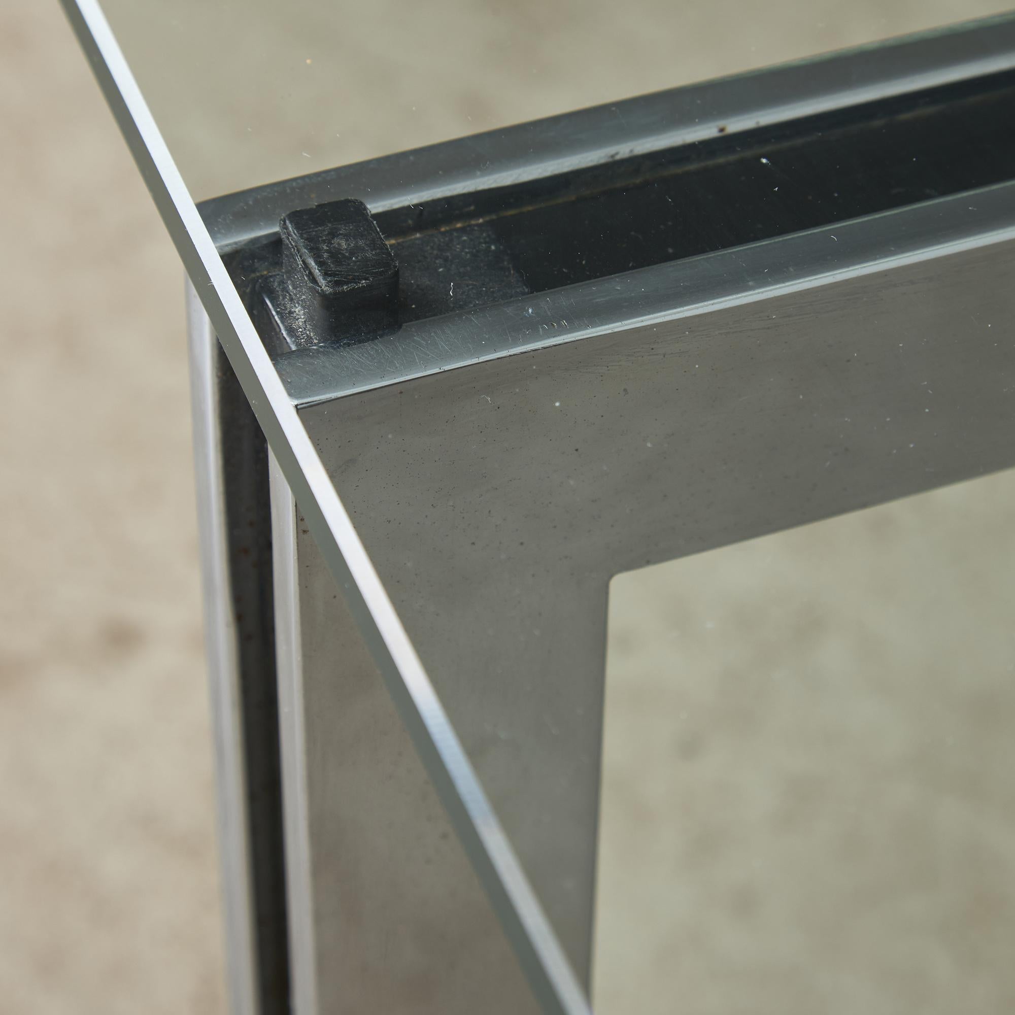 Table basse chromée sculptée avec plateau en verre en vente 1