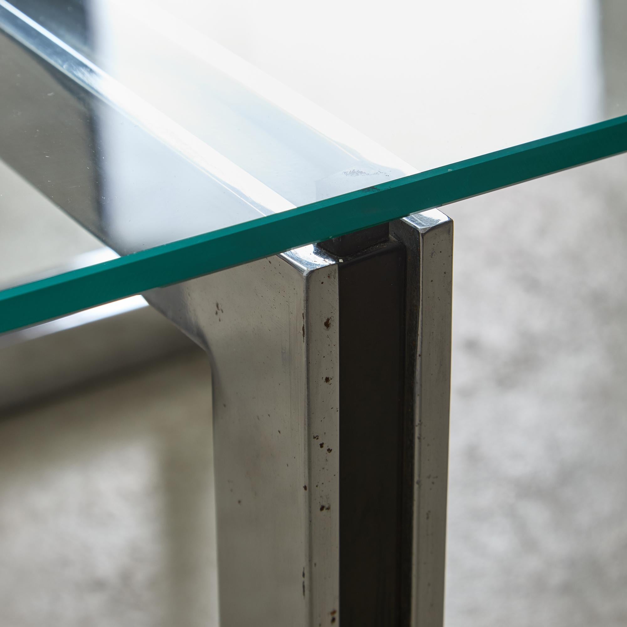 Table basse chromée sculptée avec plateau en verre en vente 2