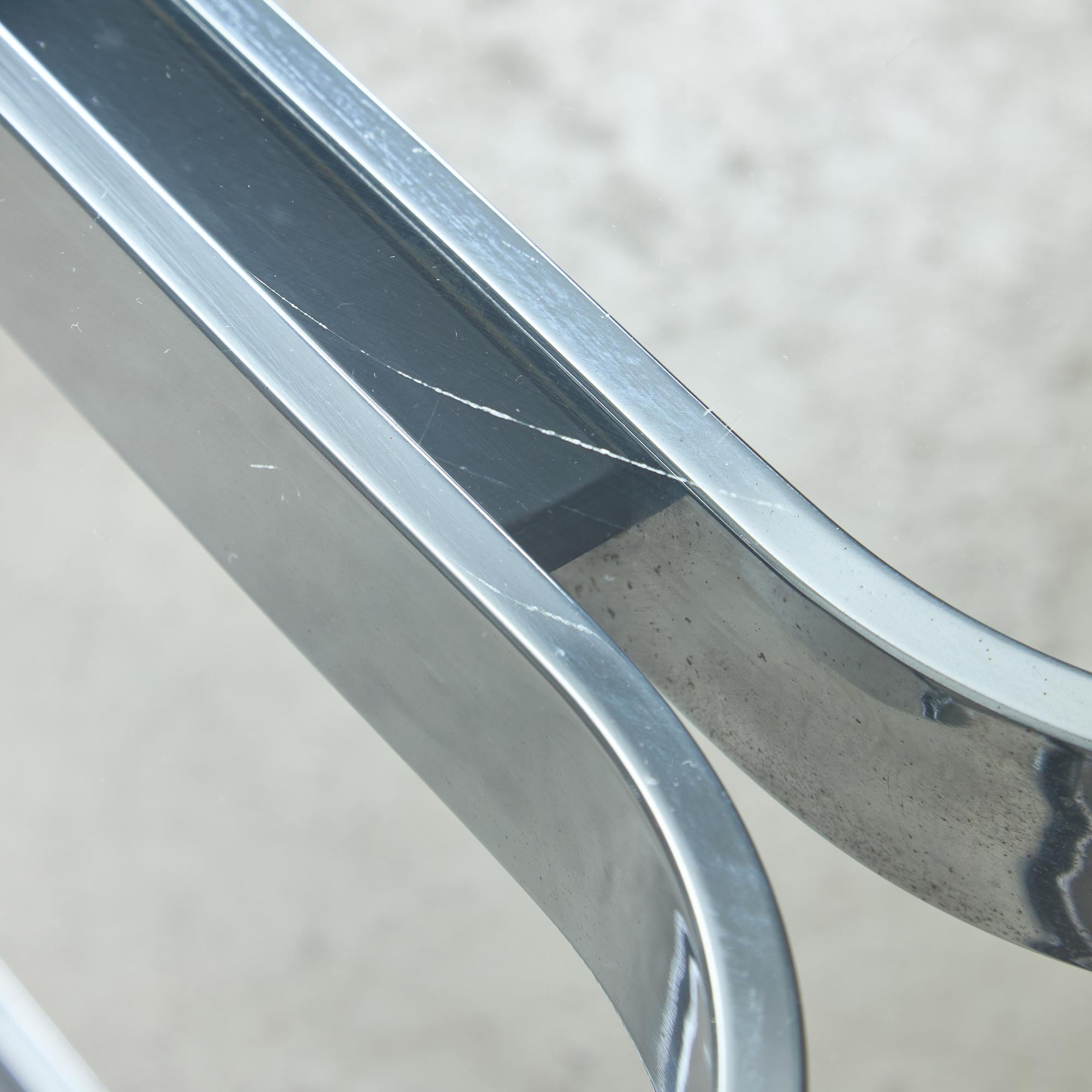 Table basse chromée sculptée avec plateau en verre en vente 4