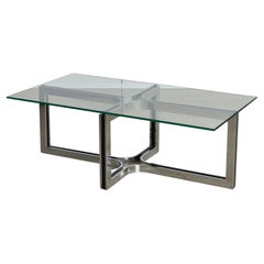 Geformter Couchtisch mit Chromfuß und Glasplatte