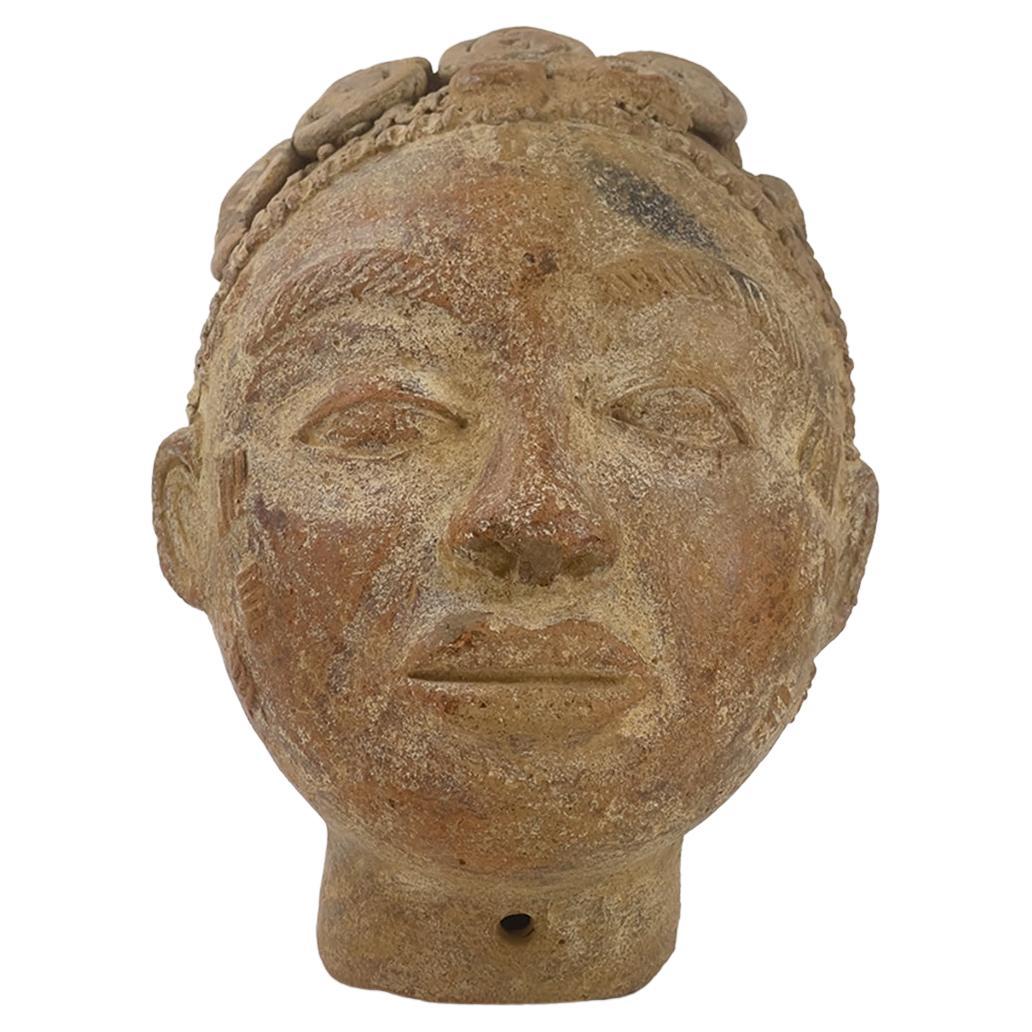 Skulpturaler Tonkopf einer afrikanischen Frau