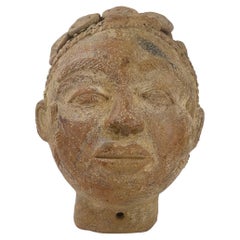 Tête de femme africaine en argile sculptée