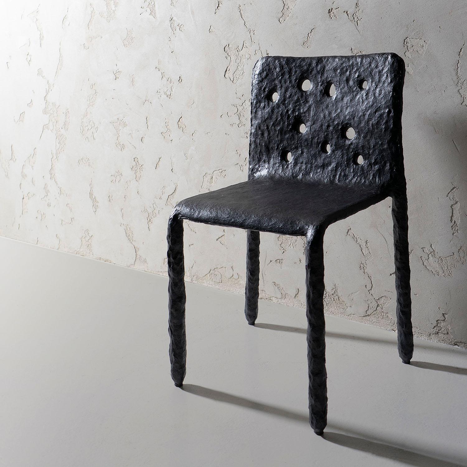 Ukrainien Chaise noire contemporaine sculptée, chaise Ztista de Faina en vente