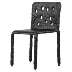 Chaise noire contemporaine sculptée, chaise Ztista de Faina