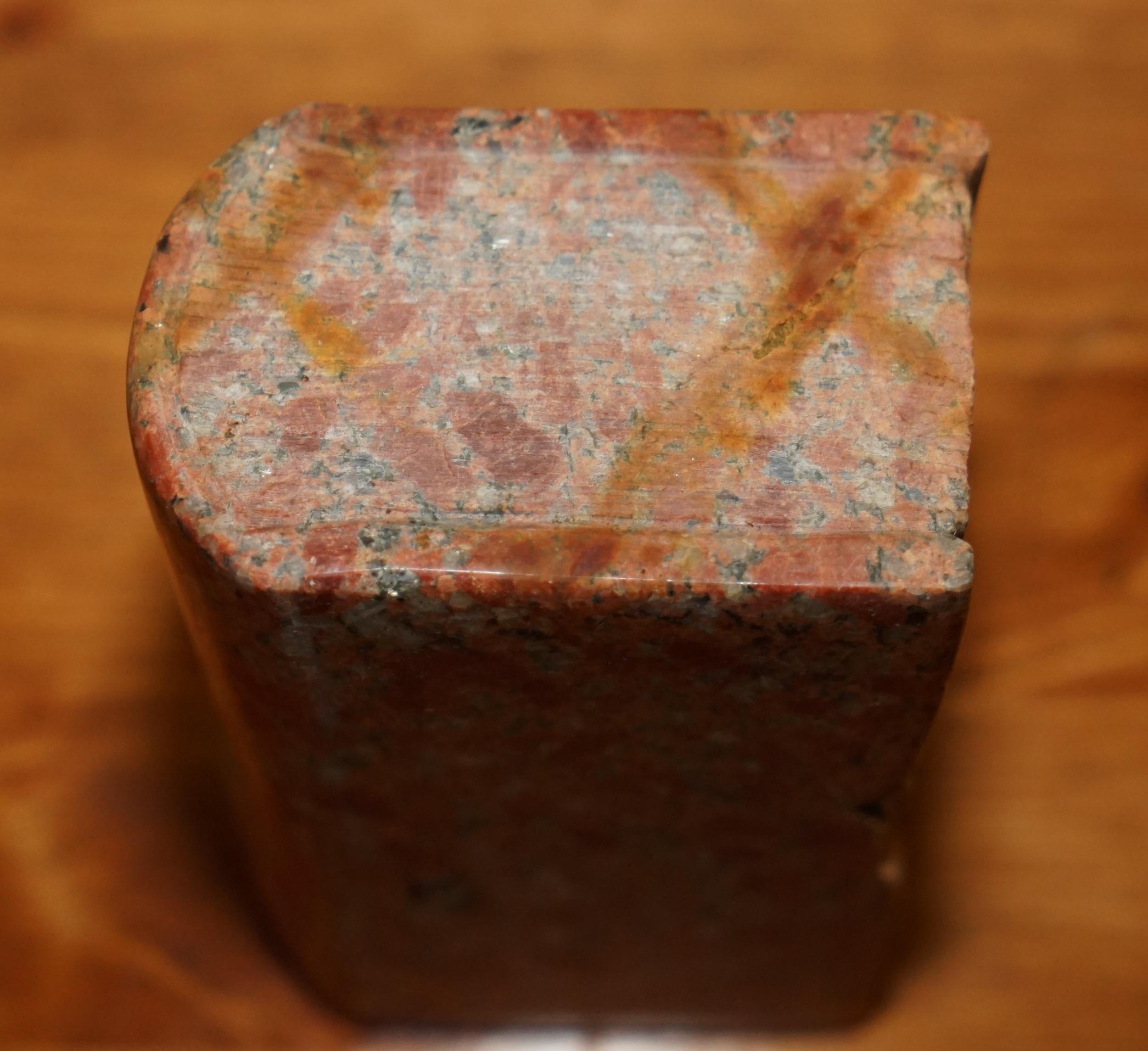 Anglais Livre libré ancien rouge vif sculpté provenant d'une grande partie d'un grand chapiteau en vente