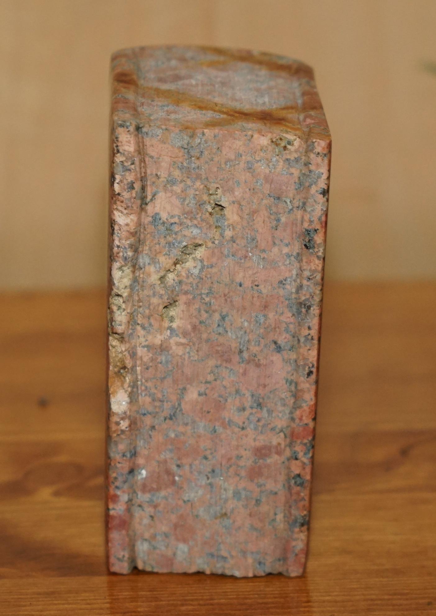 Livre libré ancien rouge vif sculpté provenant d'une grande partie d'un grand chapiteau Bon état - En vente à West Sussex, Pulborough