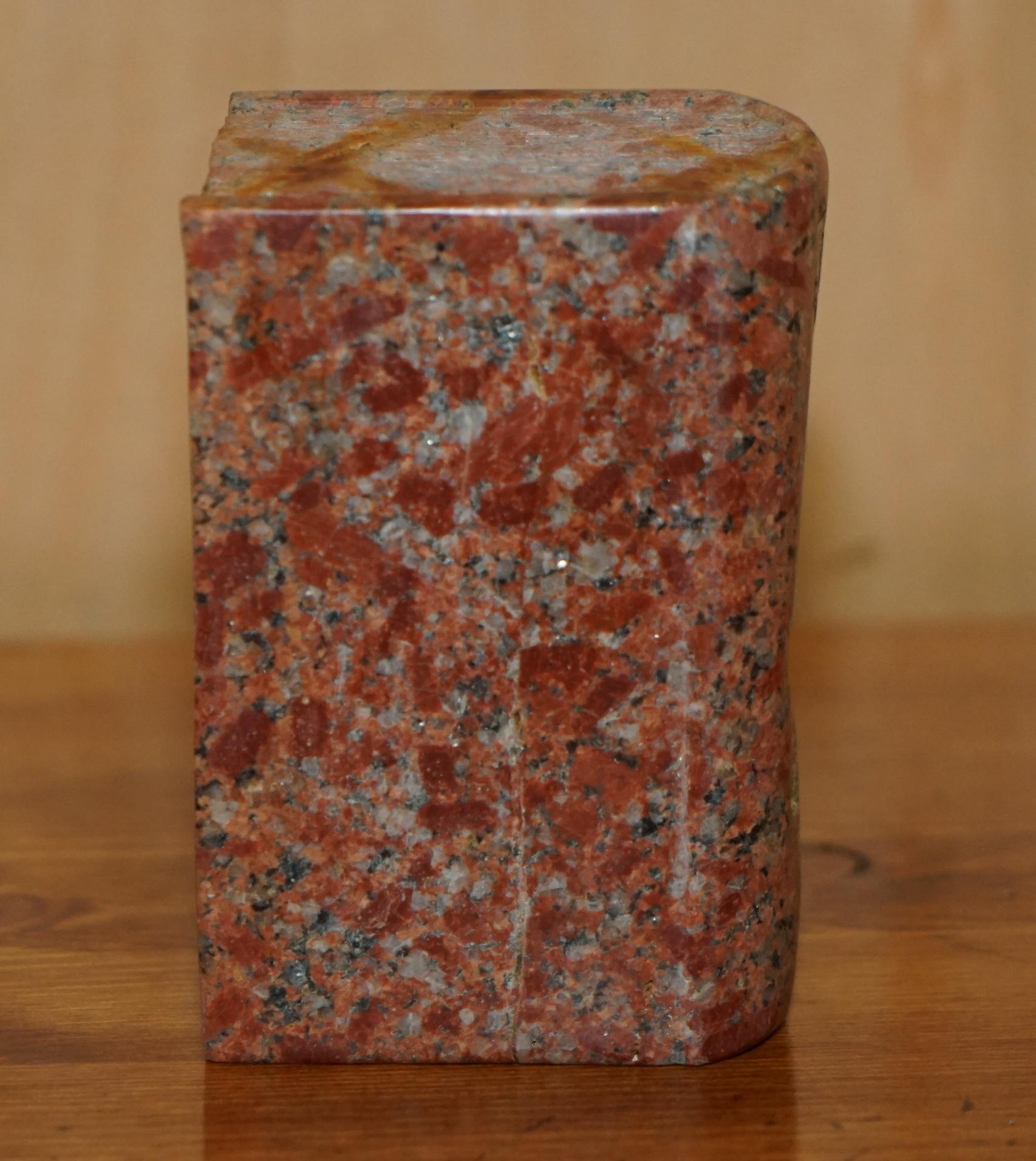 Début du 20ème siècle Livre libré ancien rouge vif sculpté provenant d'une grande partie d'un grand chapiteau en vente