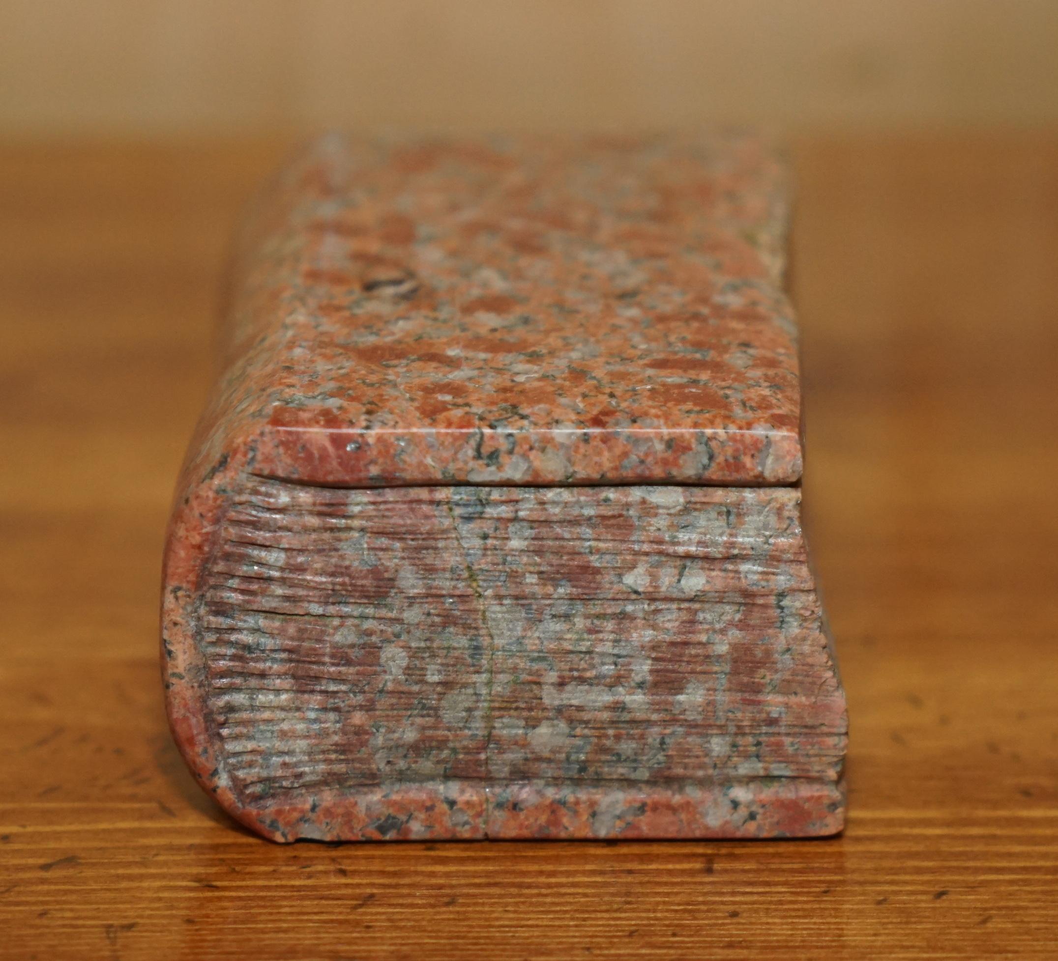 Livre libré ancien rouge vif sculpté provenant d'une grande partie d'un grand chapiteau en vente 1