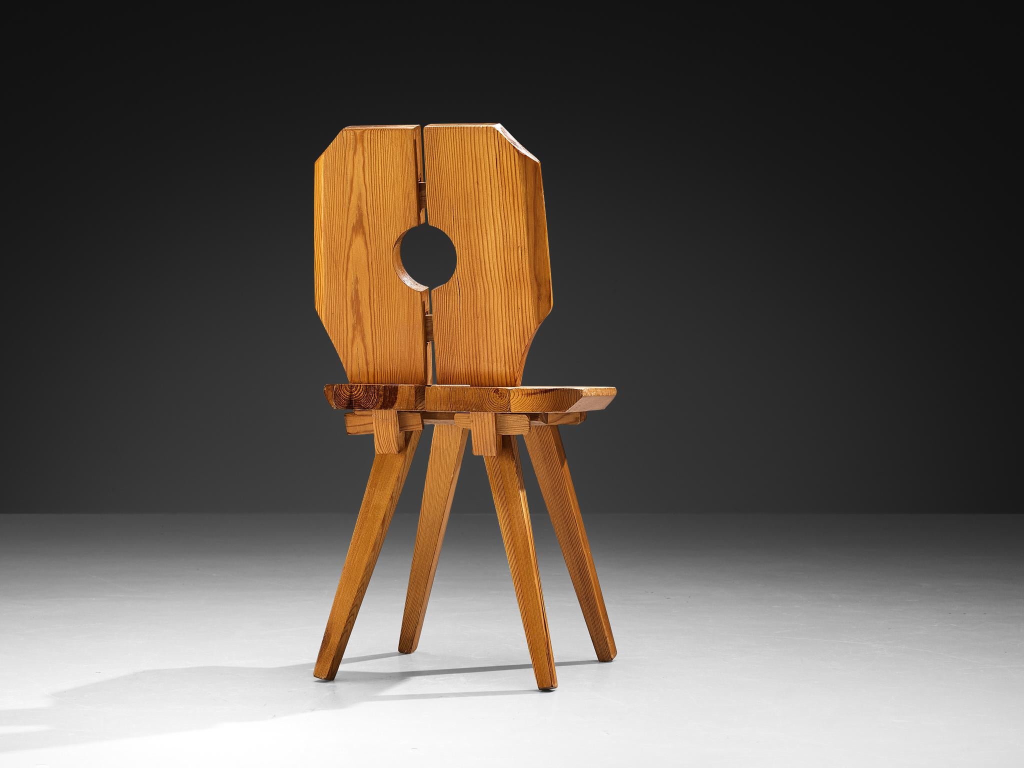 Sculpted Dining Chair in Solid Pine In Good Condition For Sale In Waalwijk, NL