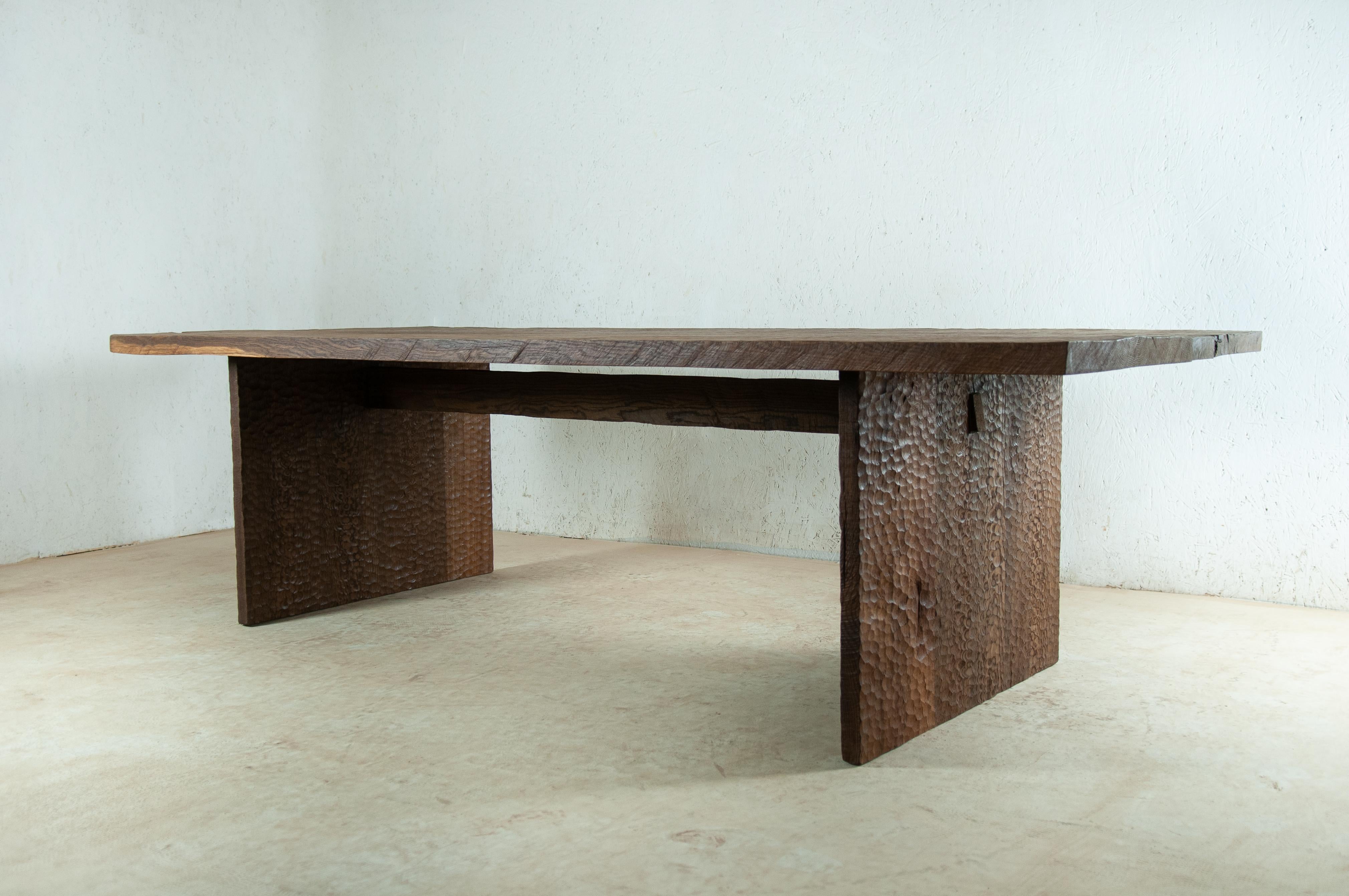 Brutalisme Table de salle à manger sculptée en bois de chêne massif « Hammered » (taille L) en vente