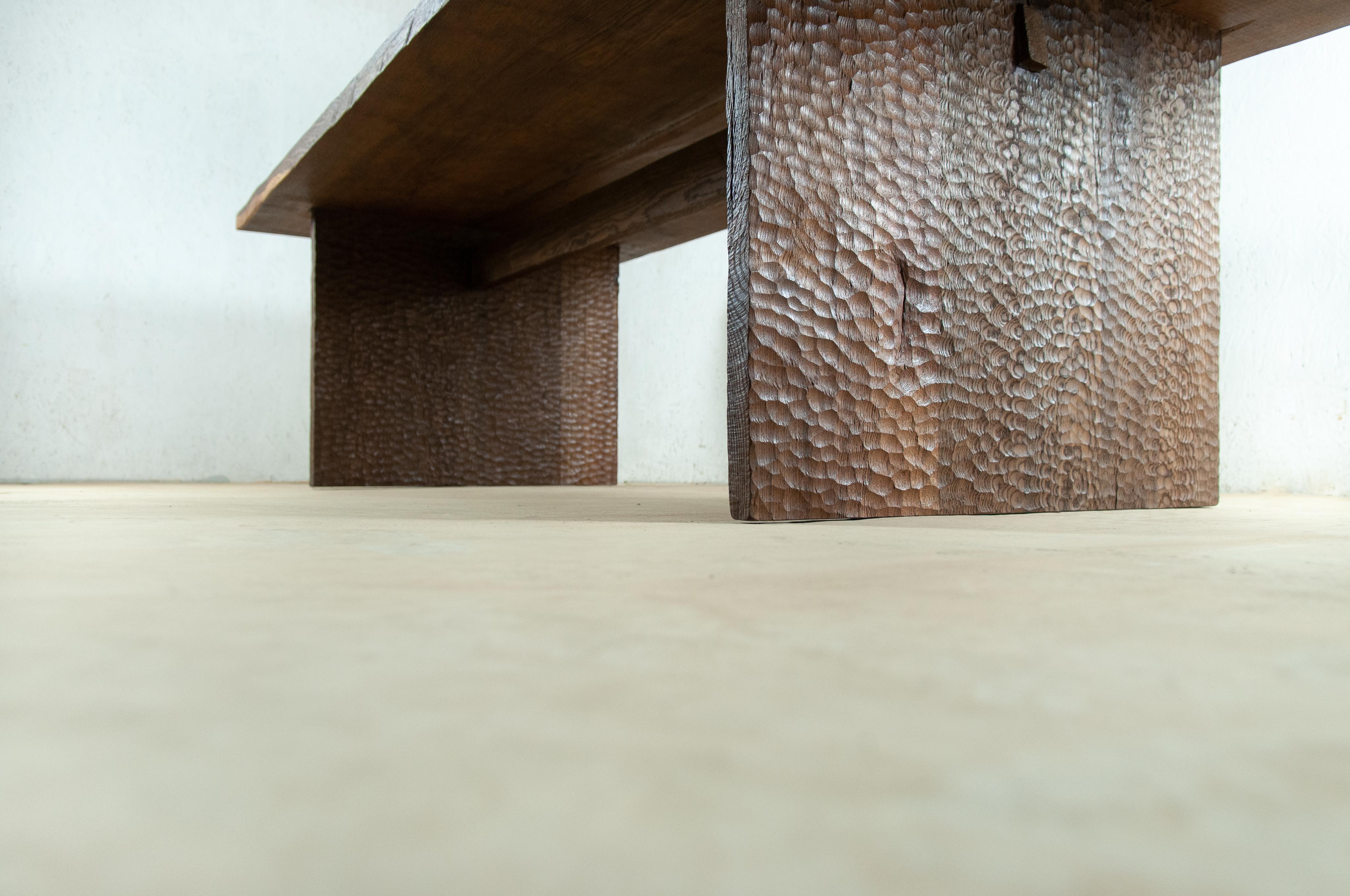 Martelé Table de salle à manger sculptée en bois de chêne massif « Hammered » (taille L) en vente