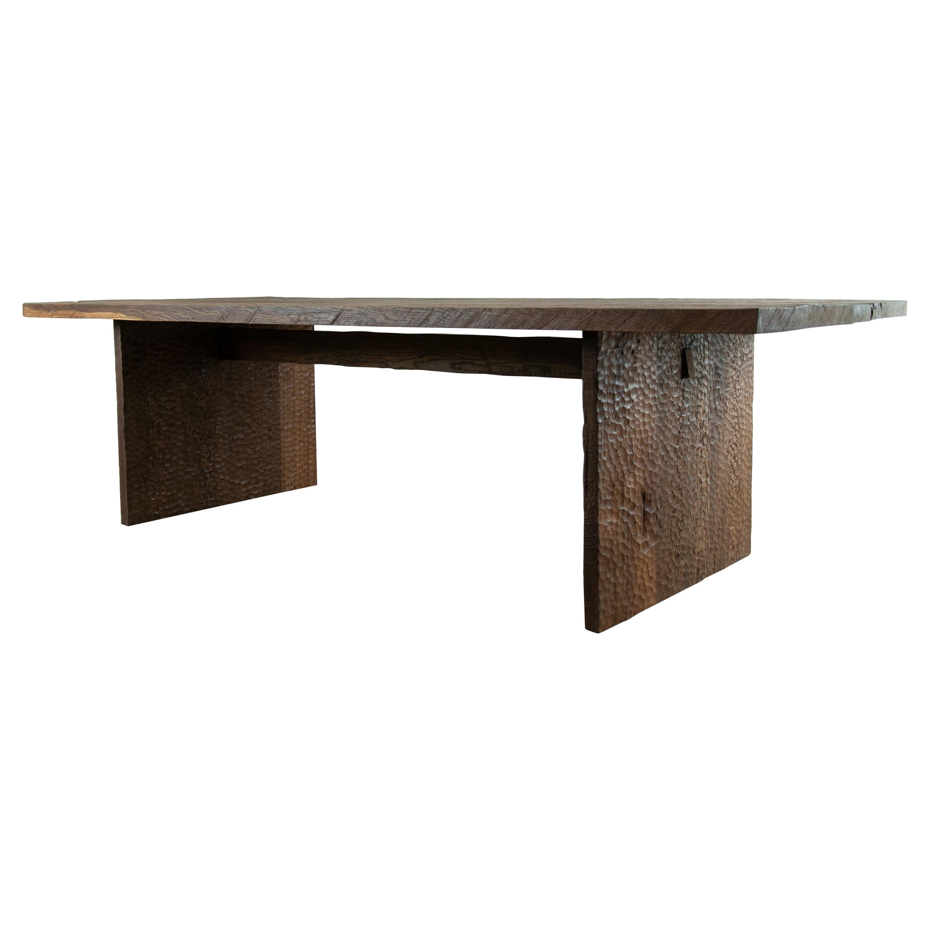 Table de salle à manger sculptée en bois de chêne massif « Hammered » (taille L) en vente