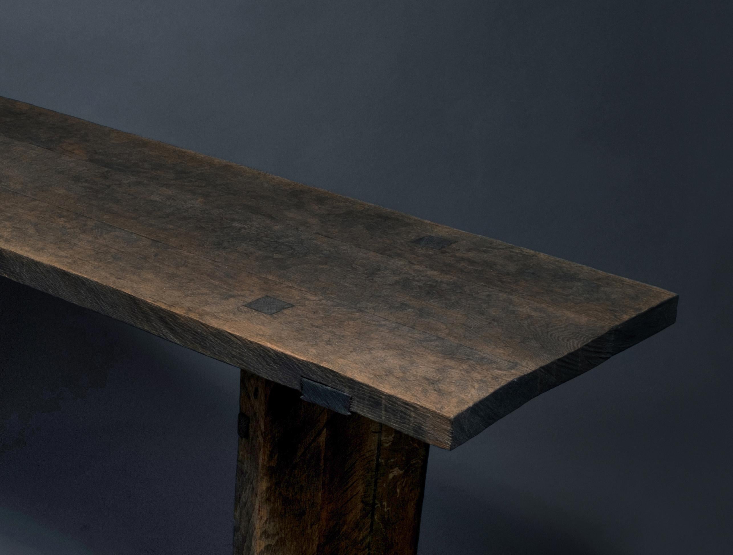 Geschnitzter Esstisch aus massivem Eichenholz 'Rustic Style', individuelle Größe (Russisch) im Angebot