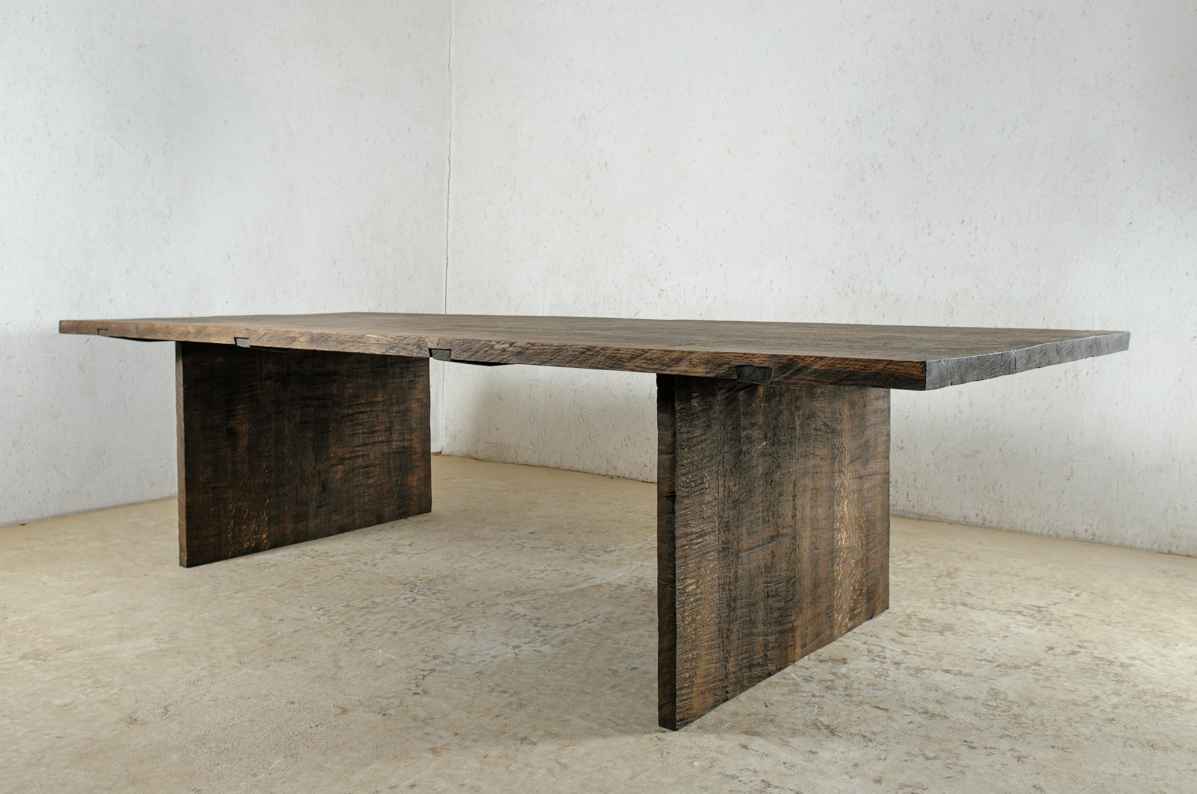 Brutalisme Table de salle à manger sculptée « Simple Dark » en bois de chêne massif « Taille M » en vente