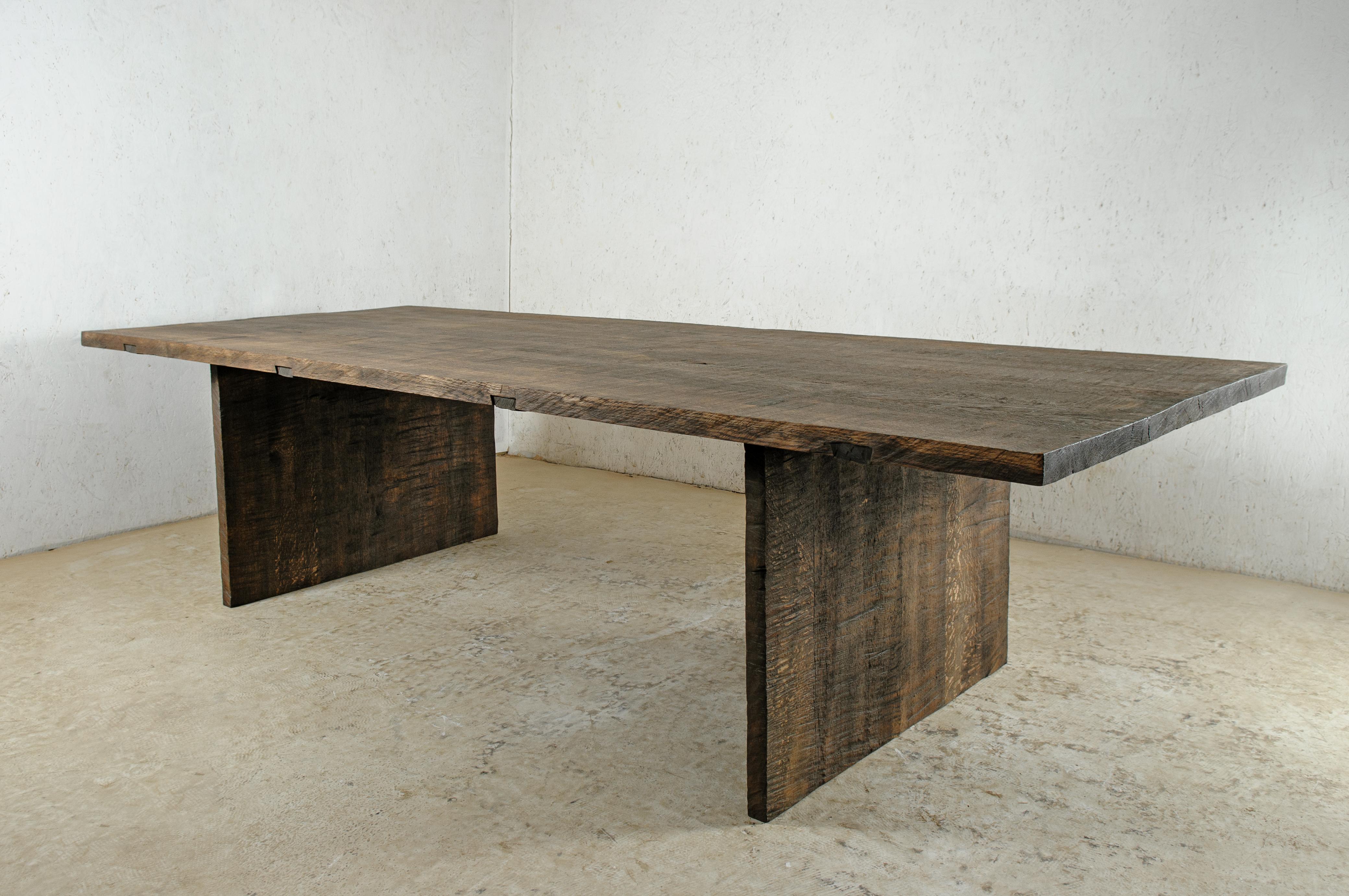 Russe Table de salle à manger sculptée « Simple Dark » en bois de chêne massif « Taille M » en vente