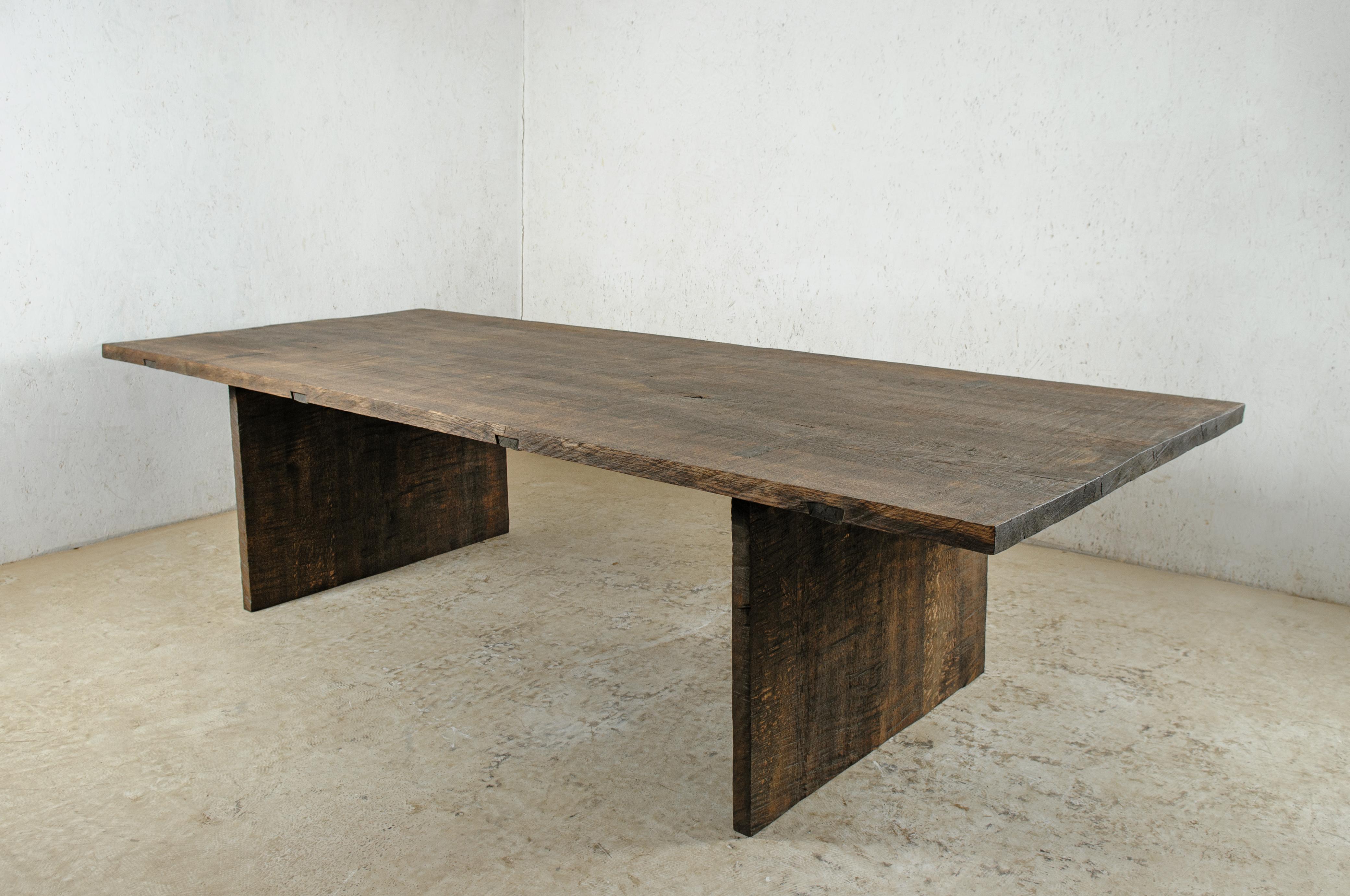Martelé Table de salle à manger sculptée « Simple Dark » en bois de chêne massif « Taille M » en vente