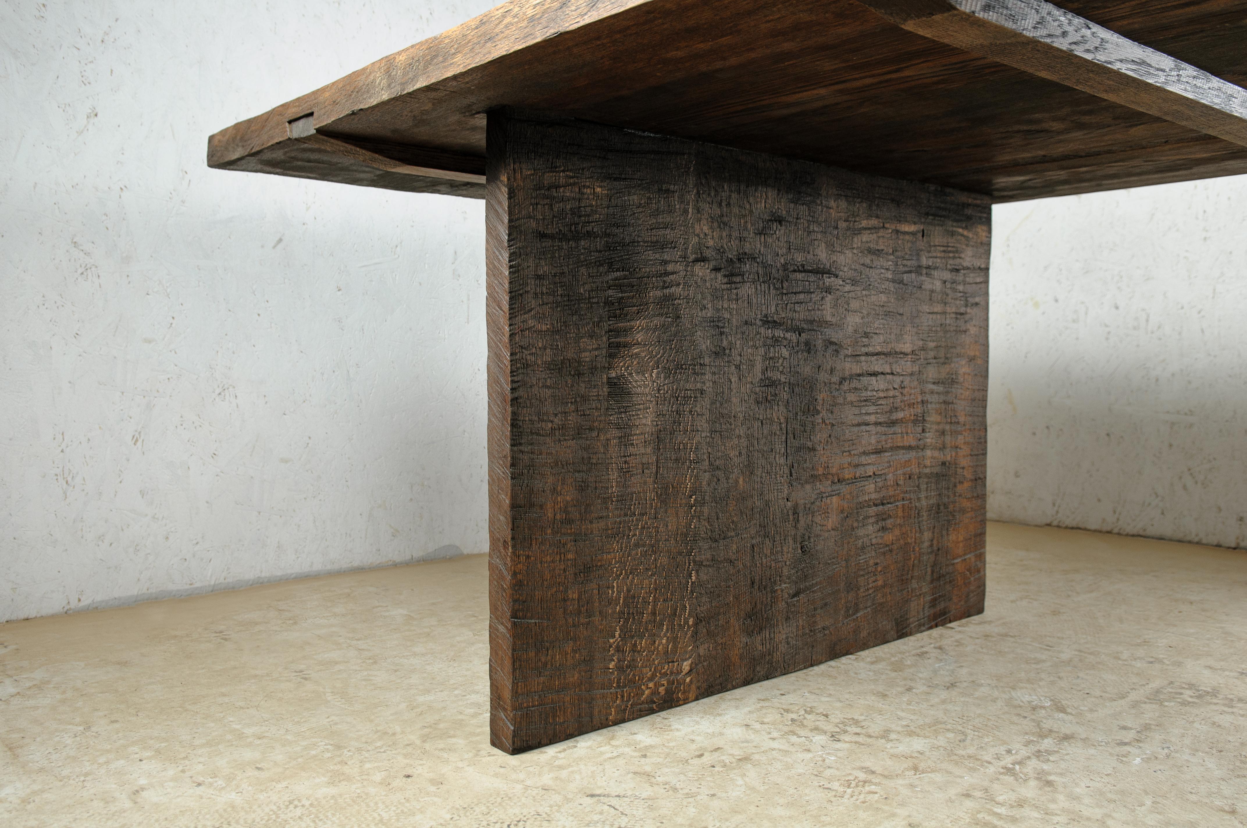 Chêne Table de salle à manger sculptée « Simple Dark » en bois de chêne massif « Taille M » en vente