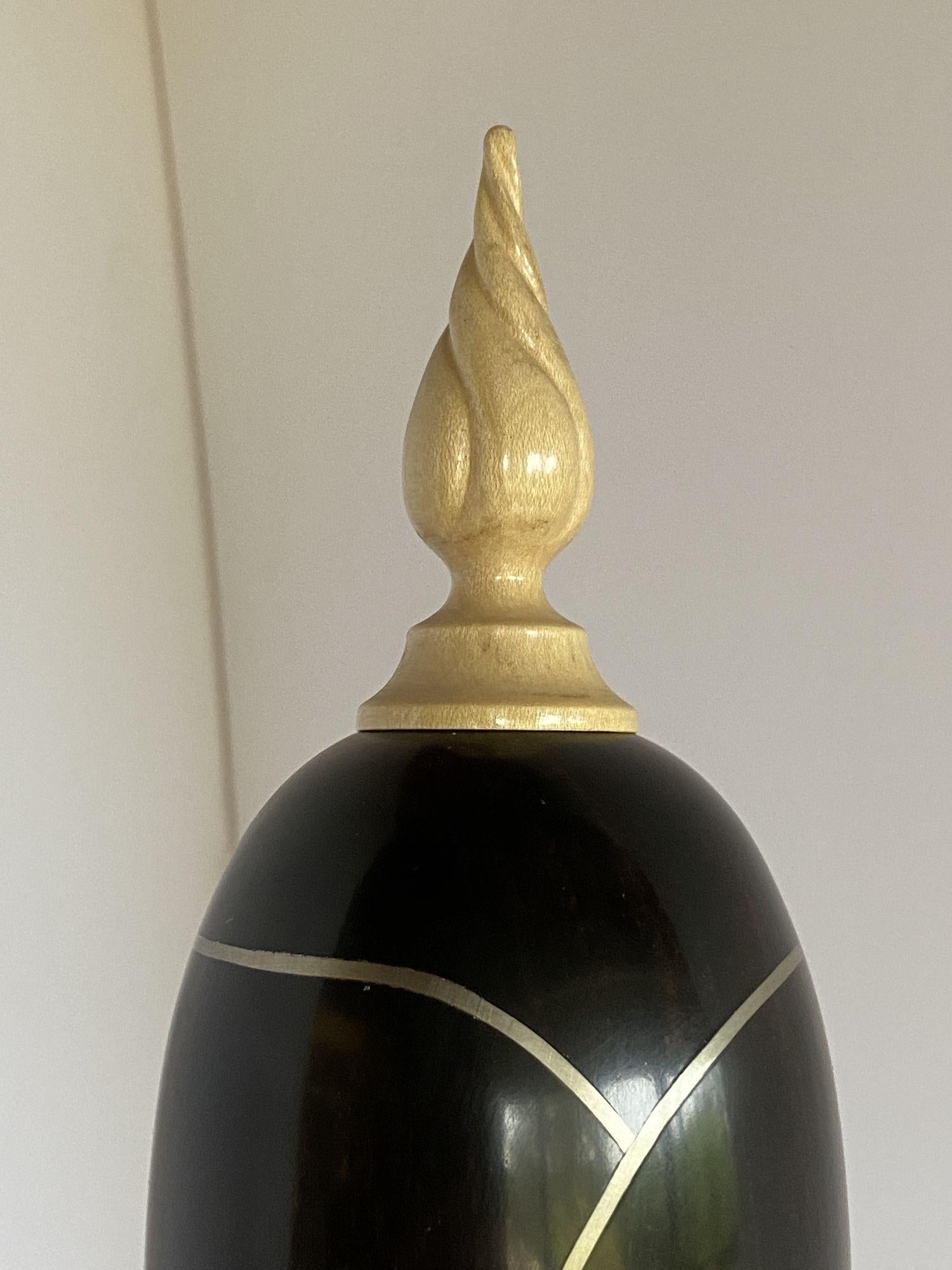 Ébène Vase creux sculpté en ébène, argent et érable #23 par Don Comer LACMA en vente