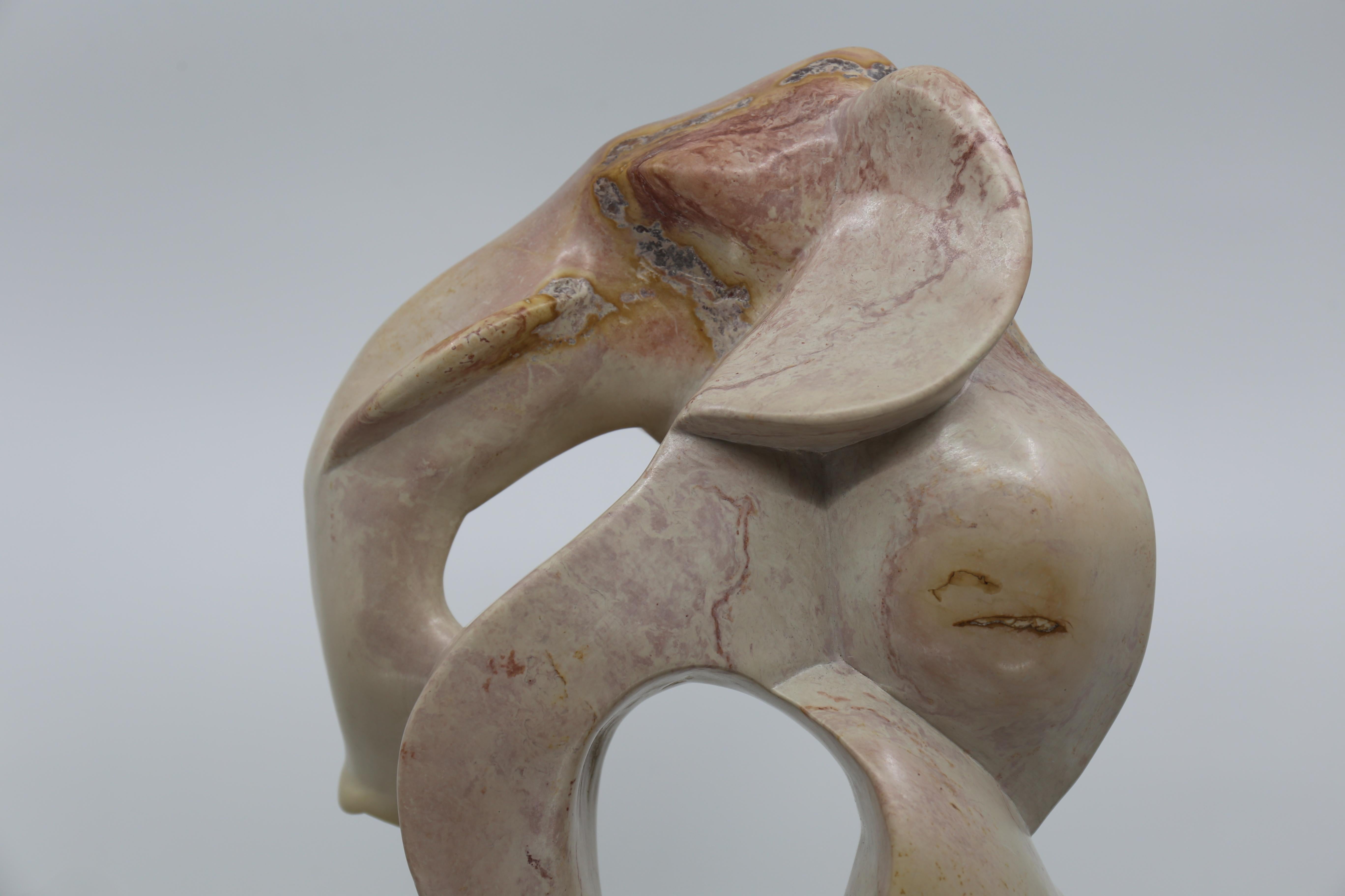 Elefante scolpito in marmo rosa e beige lucido In condizioni buone in vendita a Antwerp, BE
