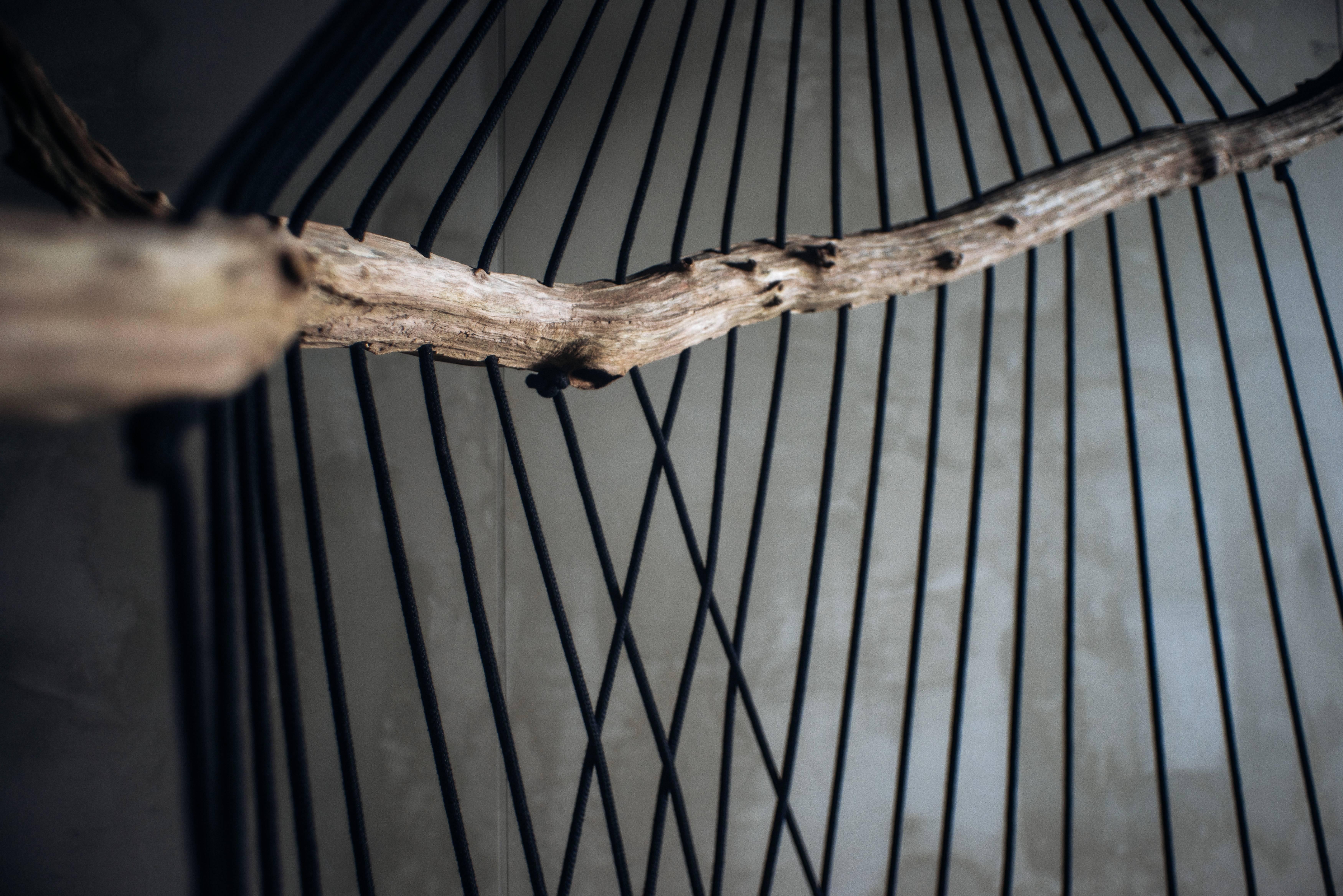 Schwebender Diwan in Skulptur von Chiel Kuijl
WDSTCK-Studio
Abmessungen: B 120 x T 60 x H 185 cm (Maße können abweichen)
MATERIALIEN: Robustes europäisches Holz

Der schwebende Diwan von Chiel Kuijl ist direkt aus seinen Kunstinstallationen