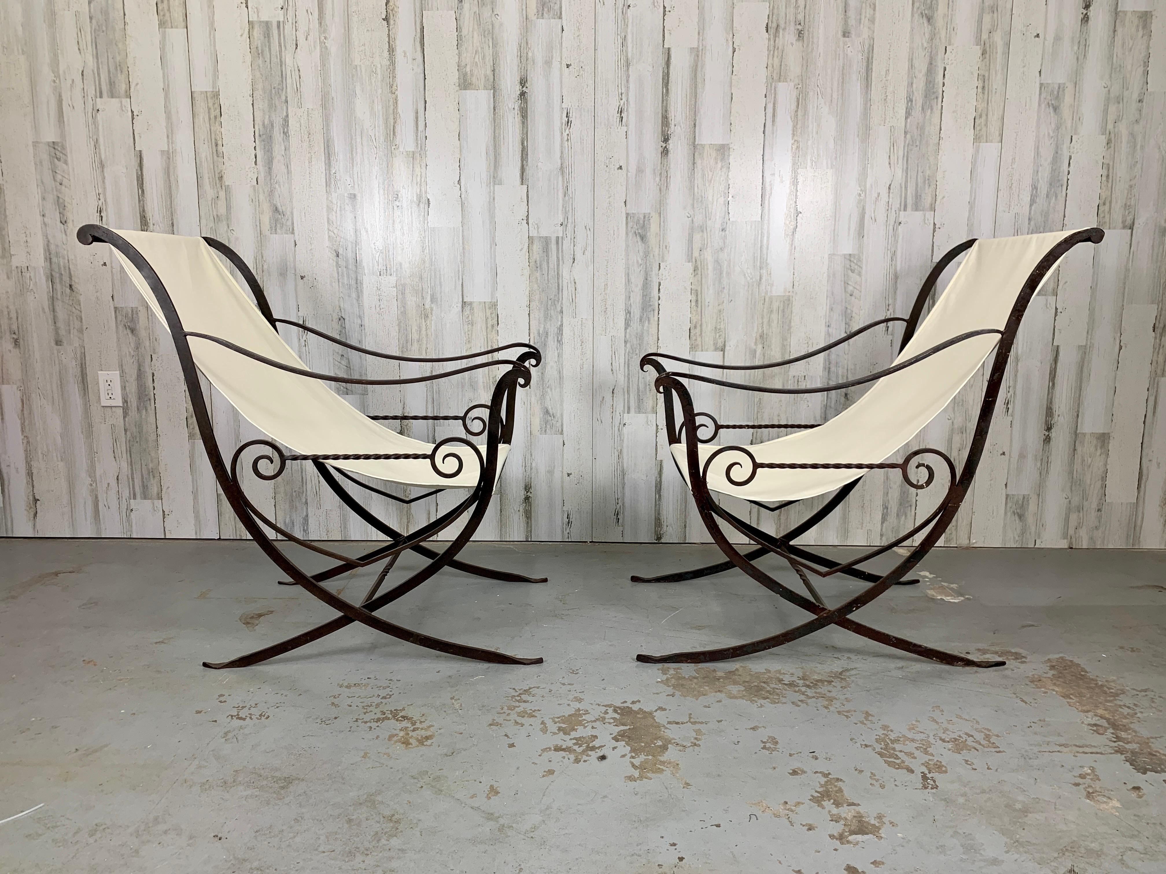 Geformte geschmiedete Eisen-Sling Chairs, 1940er Jahre (Leinwand) im Angebot