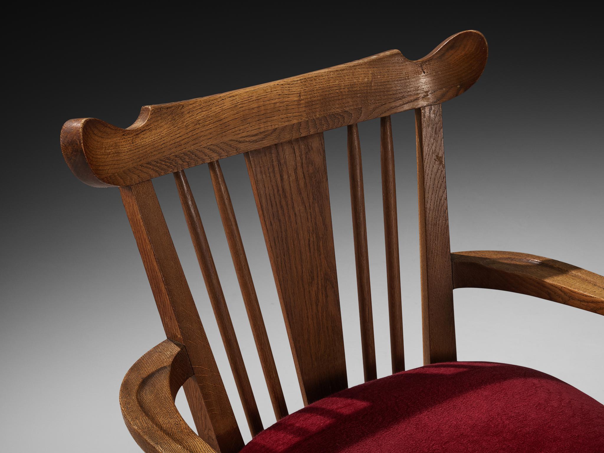 Mid-Century moderno Coppia di poltrone francesi scolpite in Oak e tappezzate in velluto bordeaux in vendita