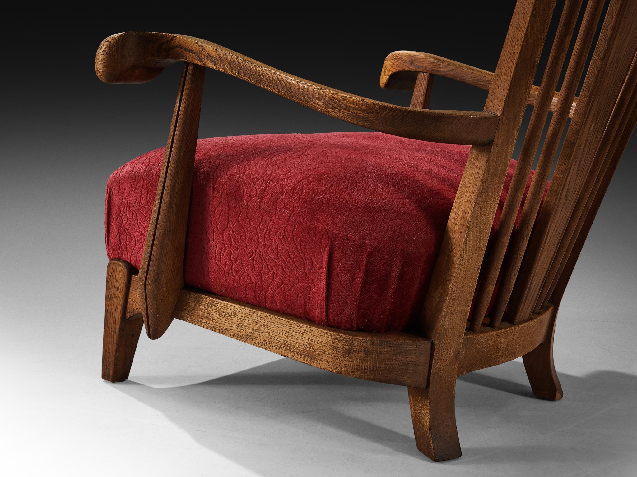 Francese Coppia di poltrone francesi scolpite in Oak e tappezzate in velluto bordeaux in vendita