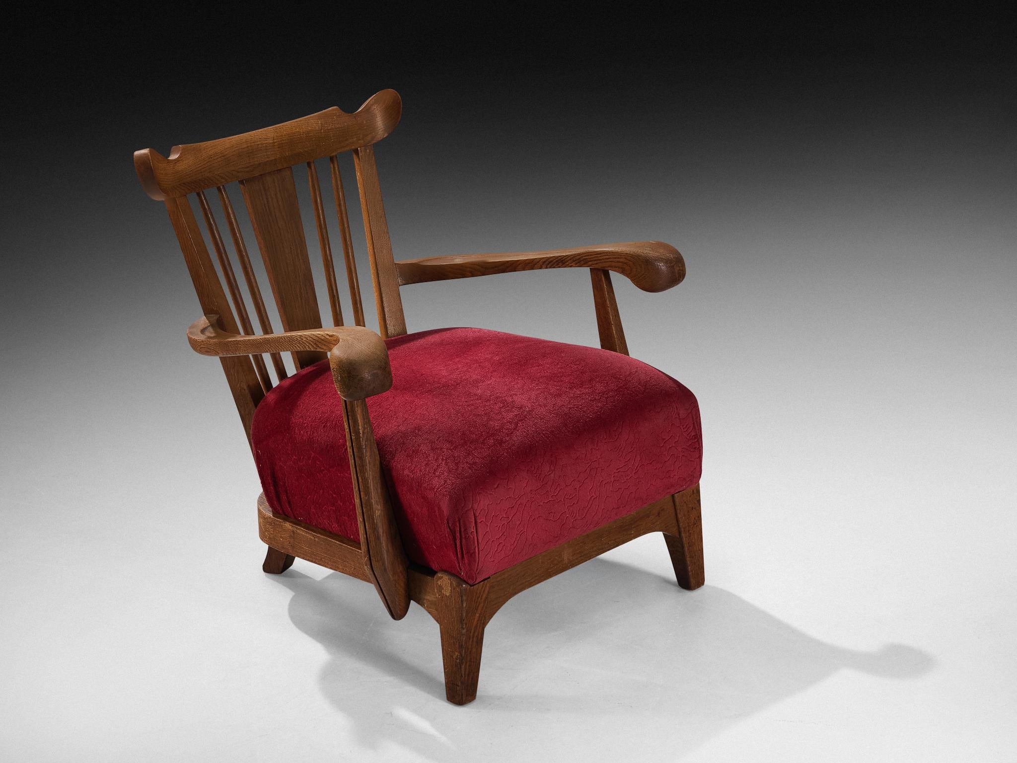 Coppia di poltrone francesi scolpite in Oak e tappezzate in velluto bordeaux In condizioni buone in vendita a Waalwijk, NL